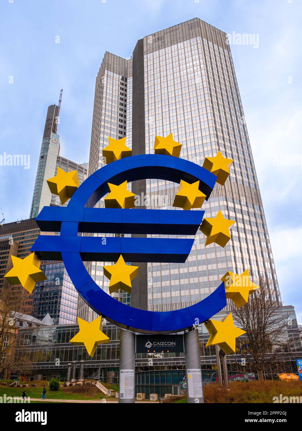 Frankfurt am Main, Deutschland - 29. Januar 2023: Riesiges Euro-Zeichen, das den europäischen Finanzmarkt und die Eurozone an der Spitze der Europäischen Zentralbank symbolisiert Stockfoto
