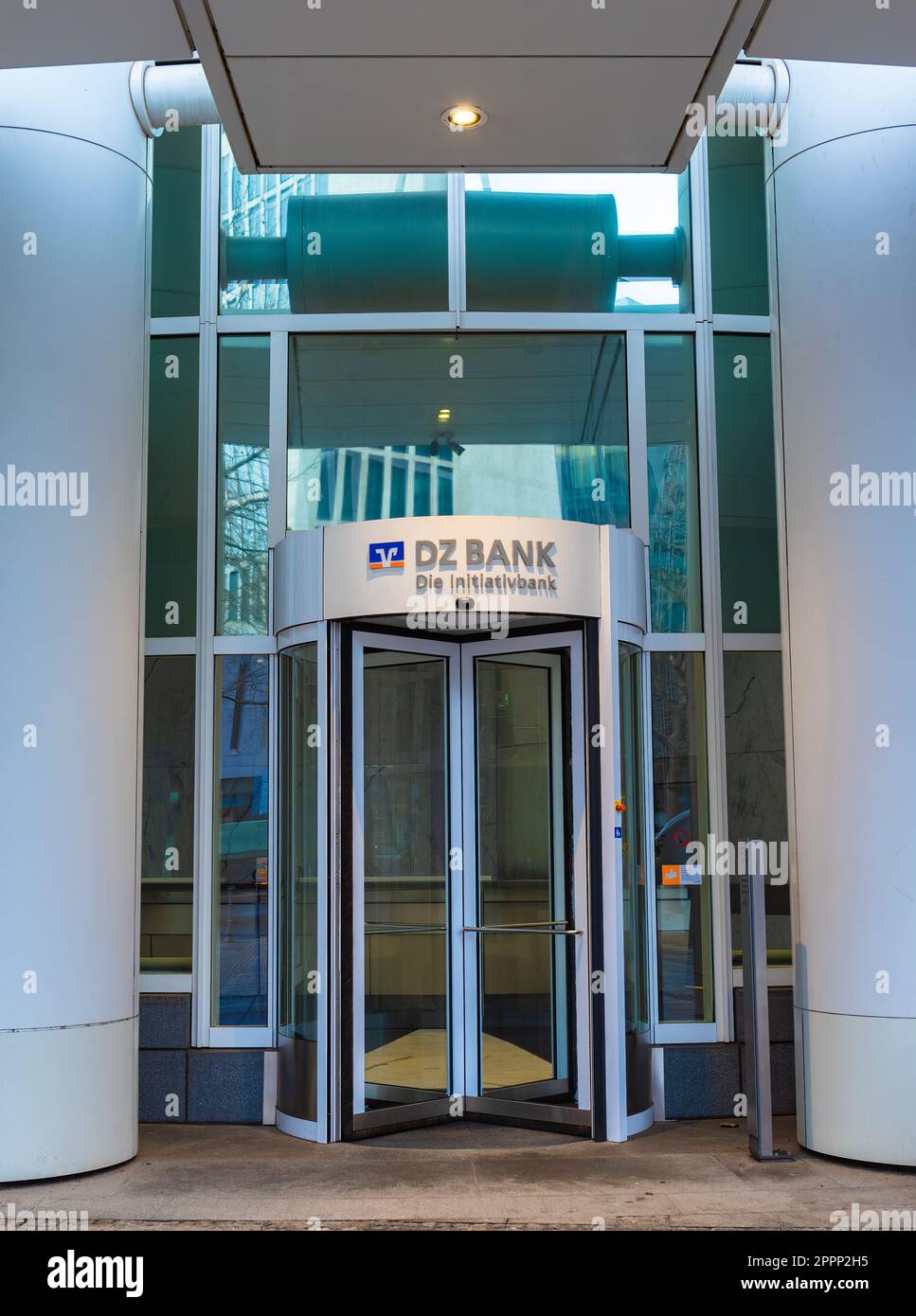 Frankfurt am Main, Deutschland - 29. Januar 2023: Hauptsitz der DZ Bank mit Sitz in Frankfurt am Main, der zentralen Institution innerhalb der Genossenschaftsflosse Stockfoto