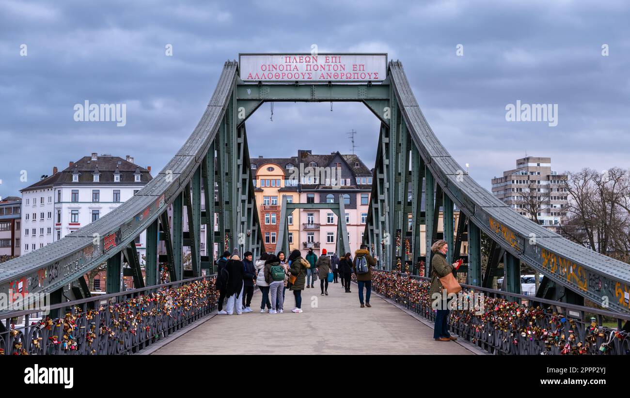 Frankfurt am Main, Deutschland - 30. Januar 2023: Der Eiserner Steg ist ...