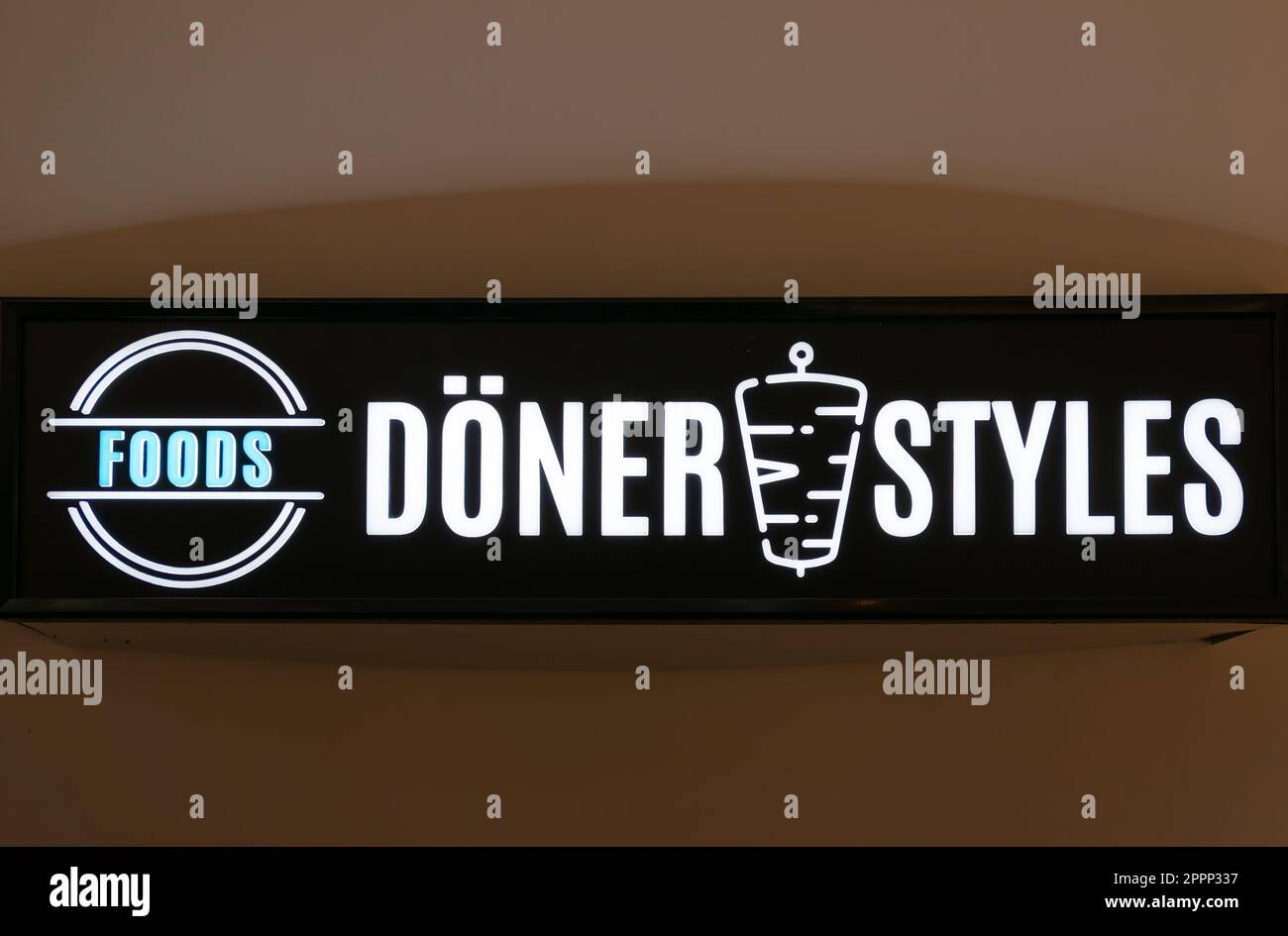 Frankfurt am Main, Deutschland - 29. Januar 2023: Döner Food Restaurant Döner Styles befindet sich im Untergeschoss der MyZeil Frankfurt. Stockfoto