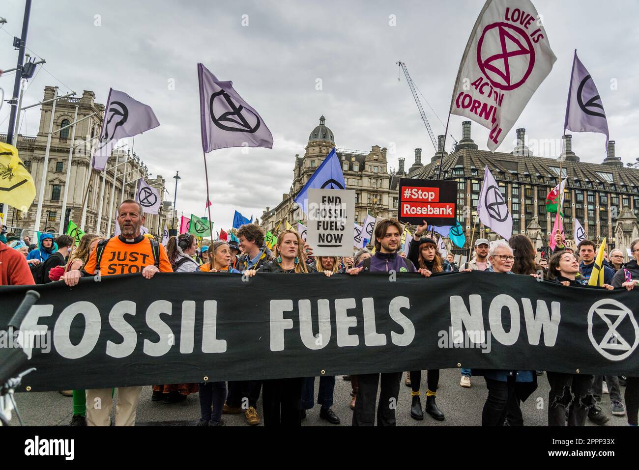 End Fossil Fuels Now, Extinction Rebellion Protest Fighting for Climate Justice, Parliament Square, London, England, UK, 24/04/2023 Stockfoto