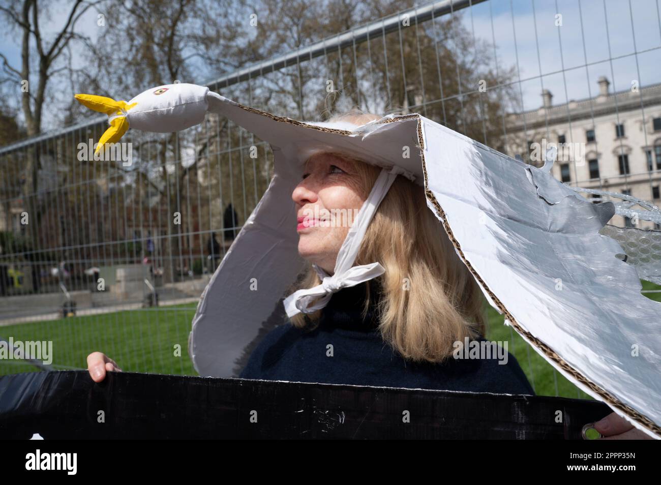 Am Earth Day fordern Aktivisten aus ganz Großbritannien, dass die Regierung mehr unternimmt, um den Klimawandel zu bewältigen. Frau mit Möwen-Hut aus Pappe. Stockfoto