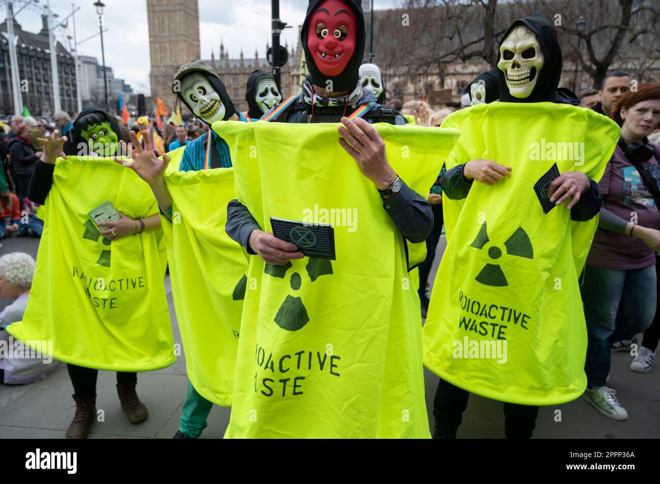 Aktivisten aus ganz Großbritannien trafen sich auf dem Parliament Square, um von der Regierung zu verlangen, dass sie mehr unternimmt, um den Klimawandel und die Umweltverschmutzung der Erde zu bekämpfen Stockfoto