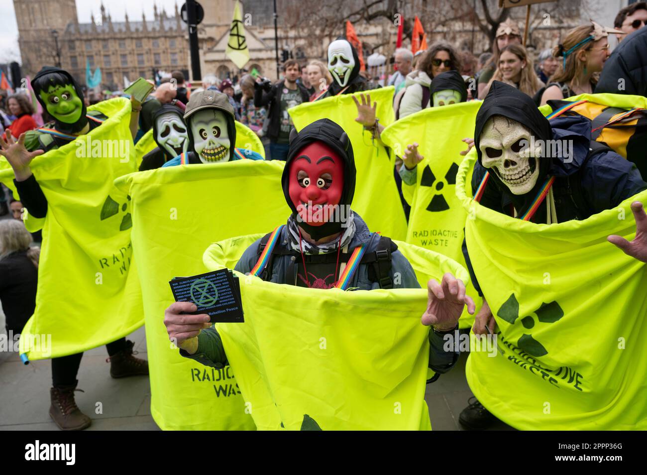 Aktivisten aus ganz Großbritannien trafen sich auf dem Parliament Square, um von der Regierung zu verlangen, dass sie mehr unternimmt, um den Klimawandel und die Umweltverschmutzung der Erde zu bekämpfen Stockfoto