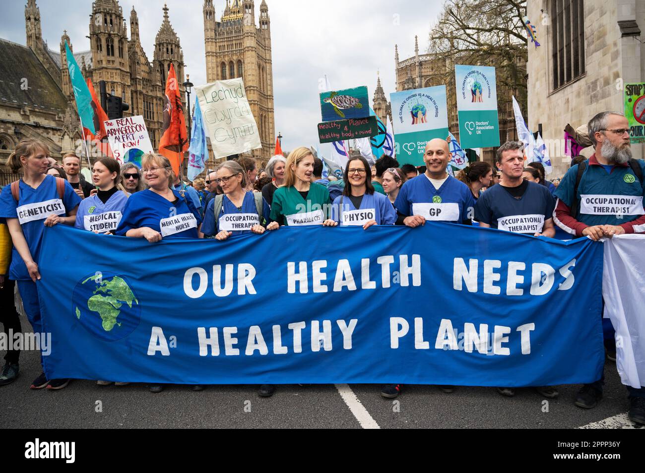 Am Earth Day trafen sich Aktivisten aus ganz Großbritannien auf dem Parliament Square, um von der Regierung zu verlangen, dass sie sich mehr um den Klimawandel kümmert. Gesundheitshelfer. Stockfoto