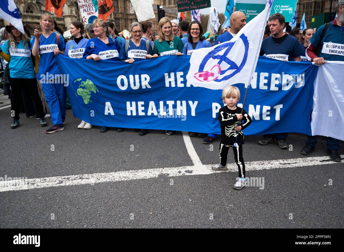 Am Earth Day trafen sich Aktivisten aus ganz Großbritannien auf dem Parliament Square, um von der Regierung zu verlangen, dass sie sich mehr um den Klimawandel kümmert. Gesundheitshelfer. Stockfoto