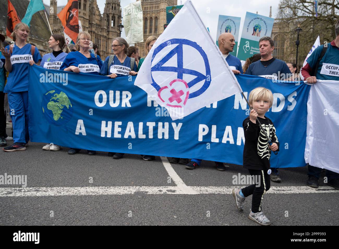 Am Earth Day trafen sich Aktivisten aus ganz Großbritannien auf dem Parliament Square, um von der Regierung zu verlangen, dass sie sich mehr um den Klimawandel kümmert. Gesundheitshelfer. Stockfoto
