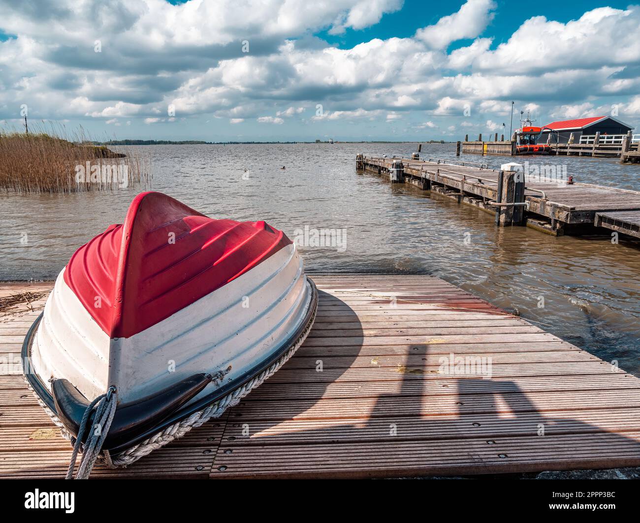 Ein einsames Holzboot liegt am ruhigen Ufer der Insel Marken, Niederlande. Stockfoto