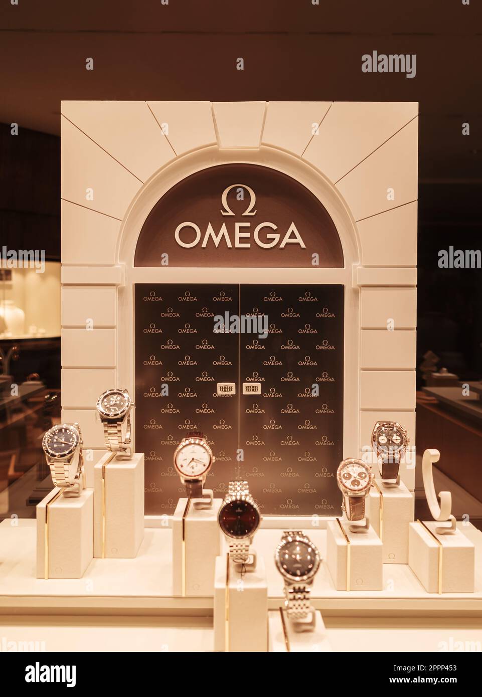 Zürich, Schweiz - 15. Dezember 2022: Fenster des Omega Watch Store in Zürich und das Logo der Marke. Stockfoto
