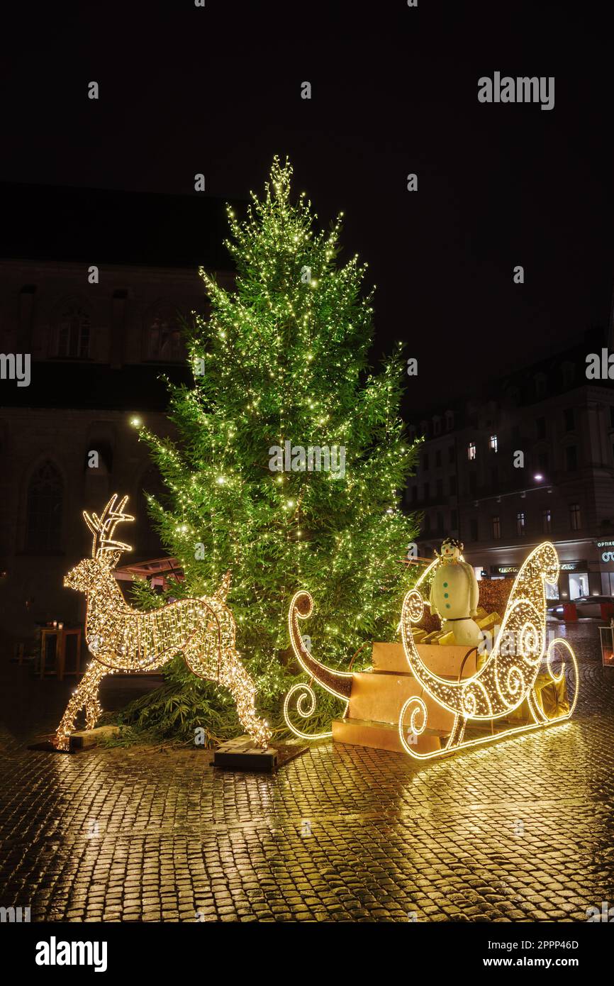 Weihnachtsbaum und Neujahrsdekoration auf einer traditionellen Adventsmesse in Zürich, Schweiz. Stockfoto