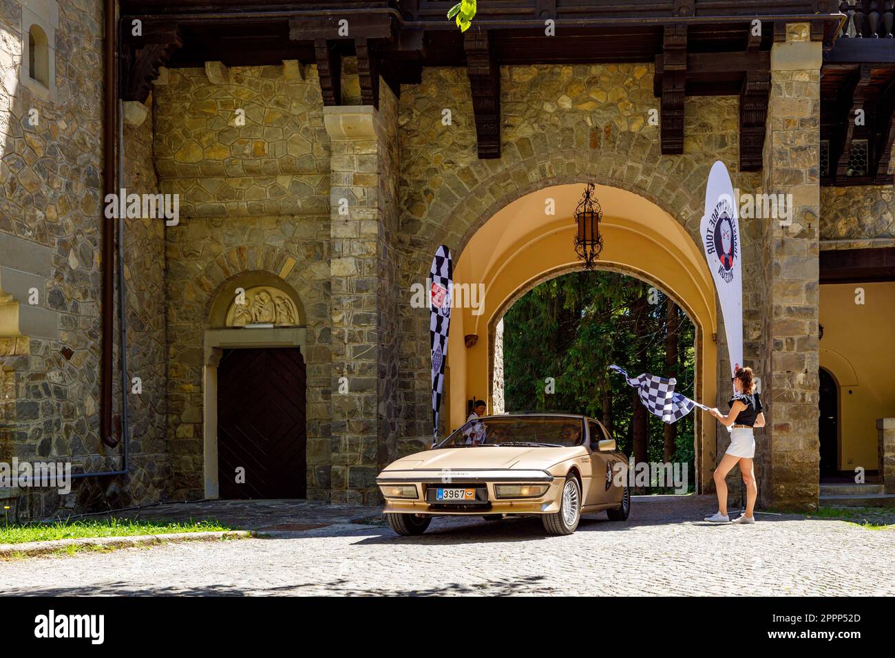 Die siebenbürgen-Retro-Rallye auf Schloss Peles in Rumänien Stockfoto