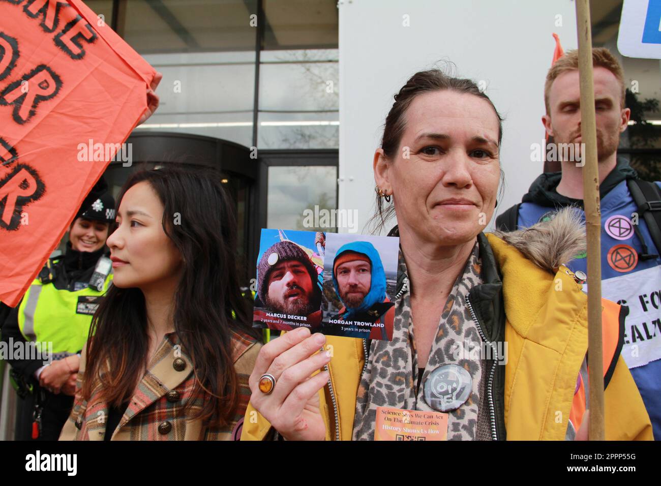 London, Großbritannien. 24. April 2023 Die Rebellion „Marsch zum Ende der fossilen Brennstoffe“ vom Parliament Square zum Shell Centre. Es ist der letzte Tag des Großen Eins, und Tausende von Menschen sind nach Westminster zurückgekehrt, um ein Ende der Ära der fossilen Brennstoffe zu fordern und dass die britische Regierung Notversammlungen von Bürgern einrichtet. Der Big-One-Klimaprotest ist eine viertägige Aktion vom 21. Bis 24. April 2023, bei der Menschen von Extinction Rebellion (XR), Greenpeace, Friends of the Earth, PCS Union und anderen Gruppen in Westminster demonstrieren. Kredit: Waldemar Sikora/Alamy Live News Stockfoto