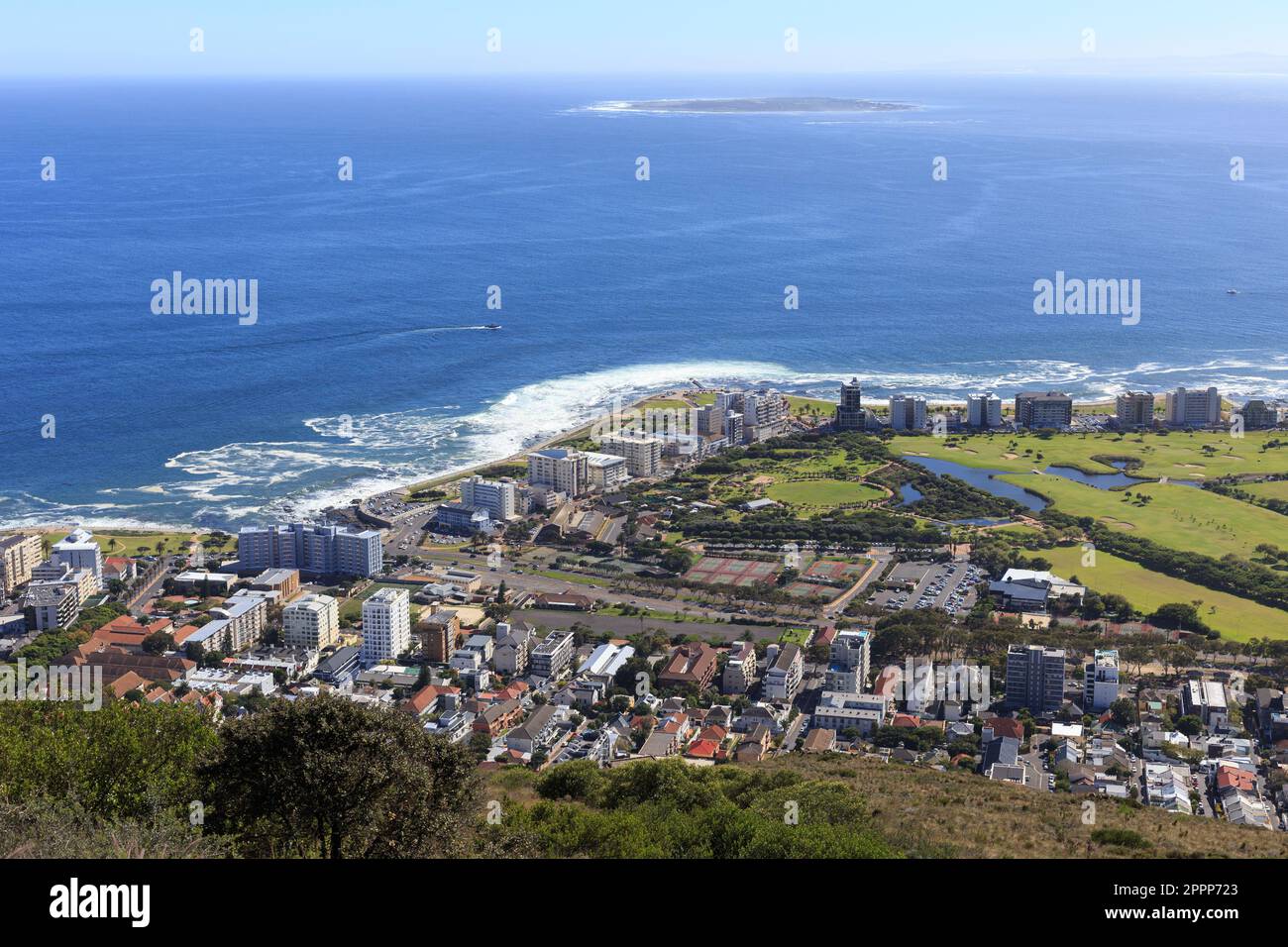 Robben Island und Green Point fotografiert vom Signal Hill. Stockfoto