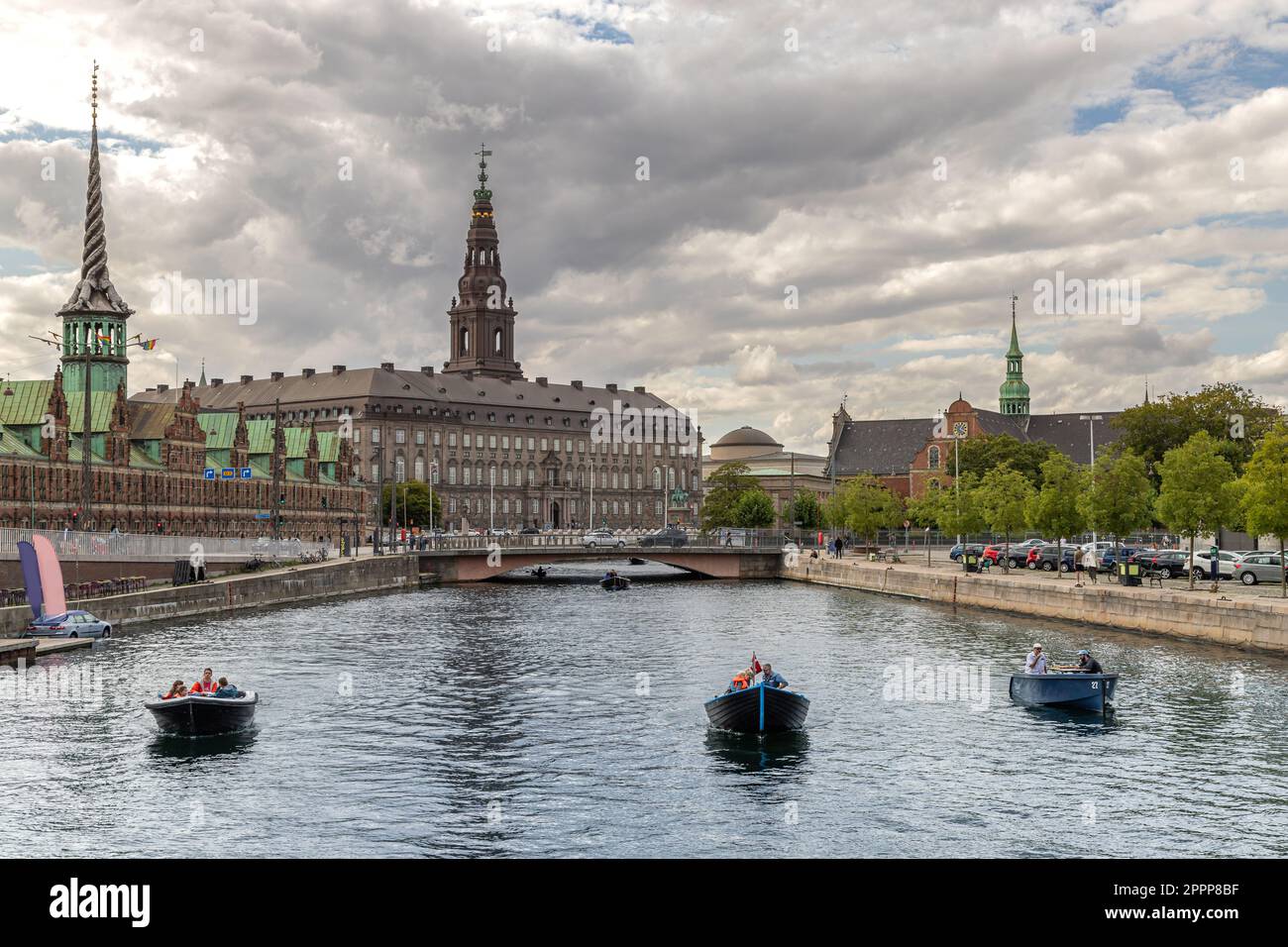 Dänisches Parlamentsgebäude in Kopenhagen. Börse Borsen. Holmen-Kirche. Kopenhagener Kanäle. Hauptstädte Europas. Besuch in Dänemark. Stockfoto