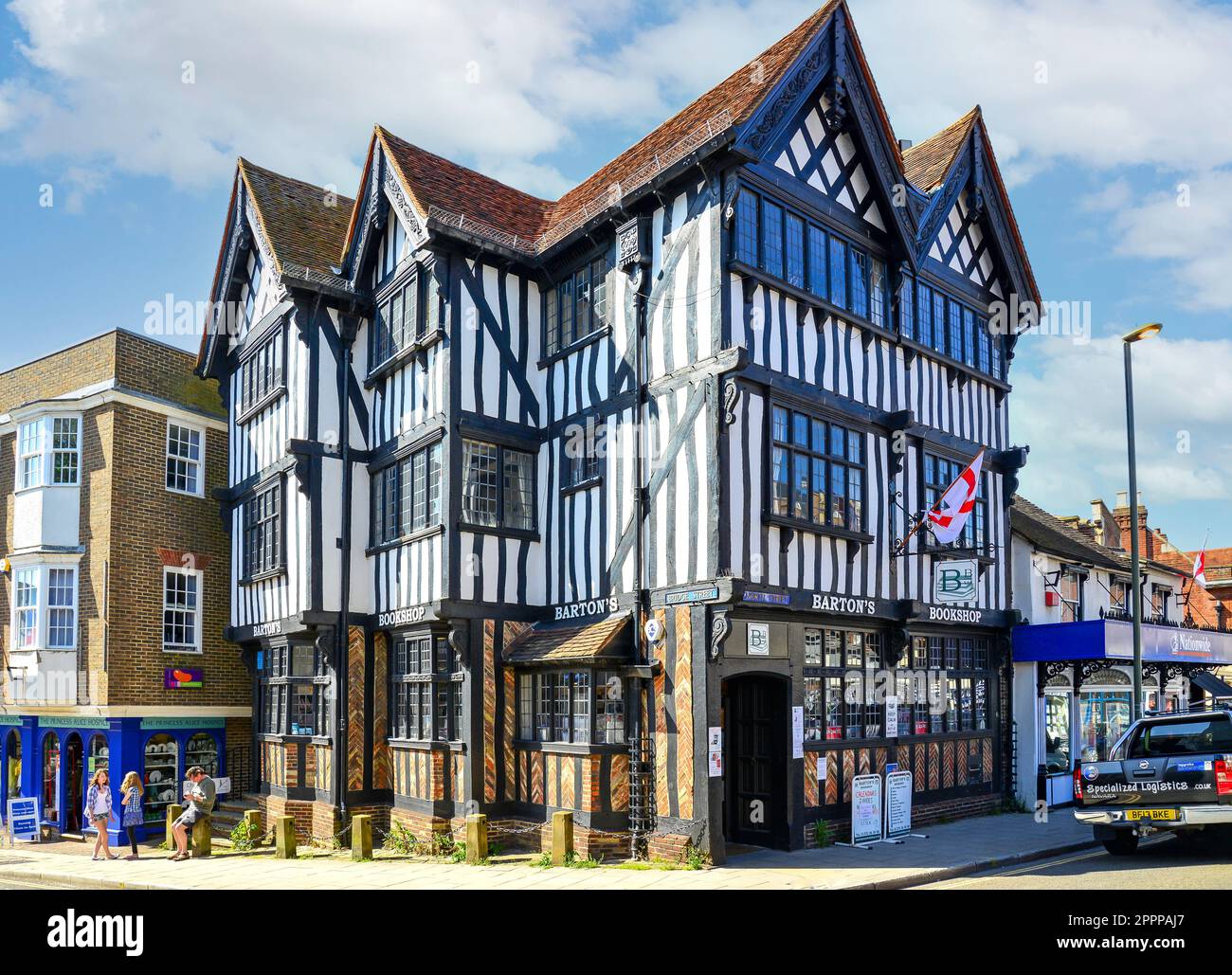 Bartons Buchhandlung in Fachwerkhaus Gebäude am Ende der Brücke und Norden Straßen, Leatherhead, Surrey, England, Vereinigtes Königreich Stockfoto