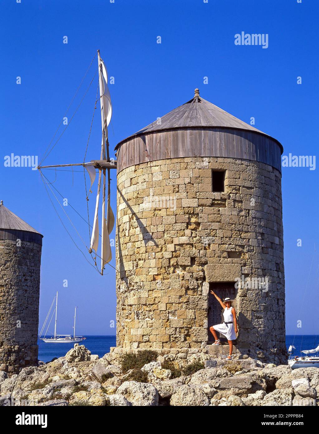 Alte Windmühlen im Hafen von Rhodos Stadt, Rhodos, Dodekanes, Griechenland Stockfoto