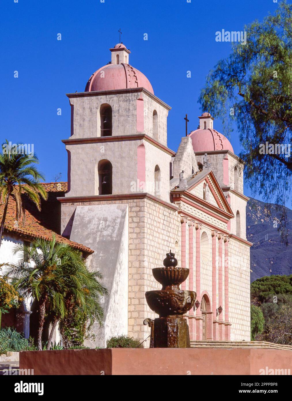 Die Kapelle und der Brunnen in Santa Barbara Mission, Santa Barbara, Kalifornien, Vereinigte Staaten von Amerika Stockfoto