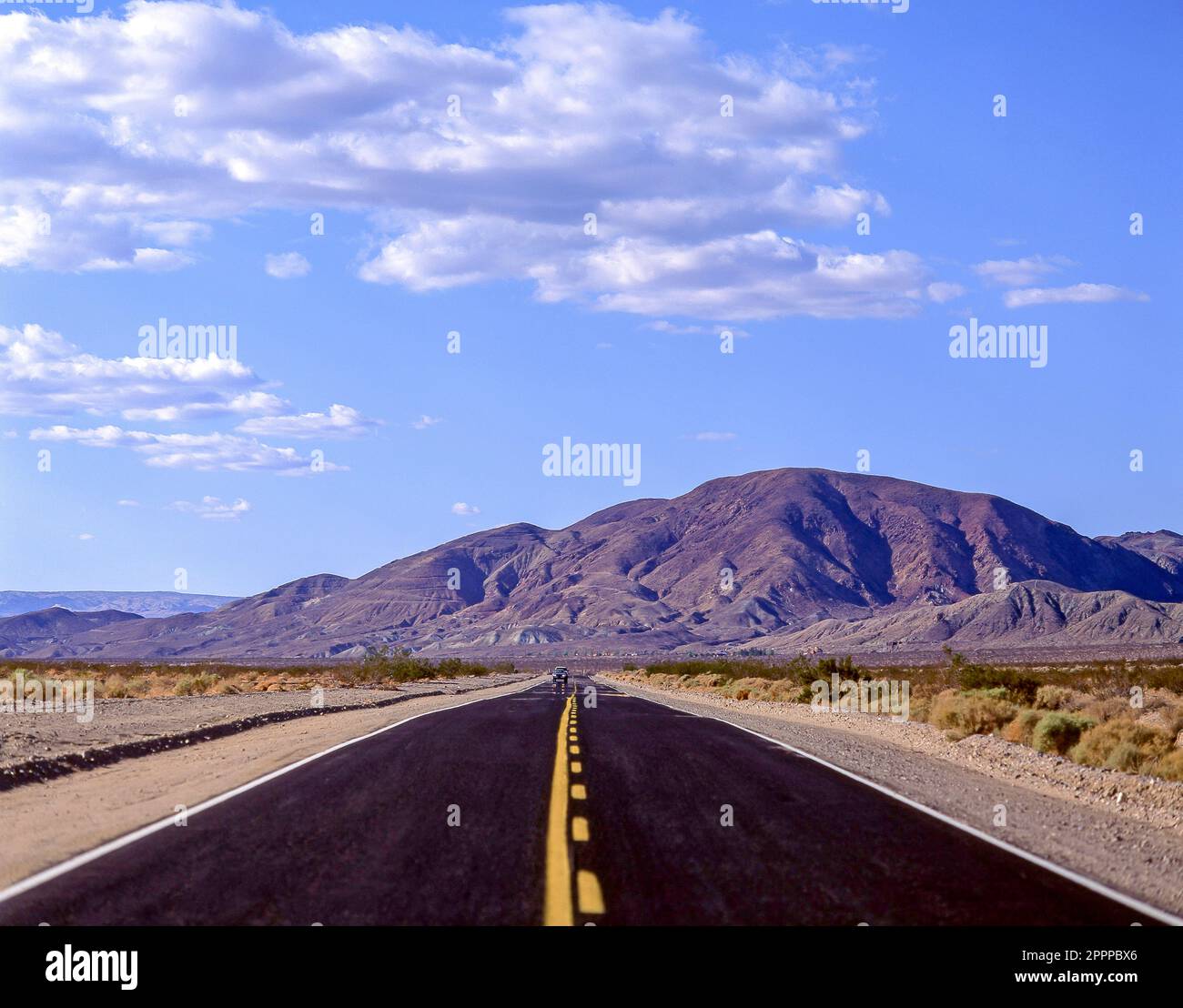 Desert Highway Road, Sierra County, Kalifornien, Vereinigte Staaten von Amerika Stockfoto