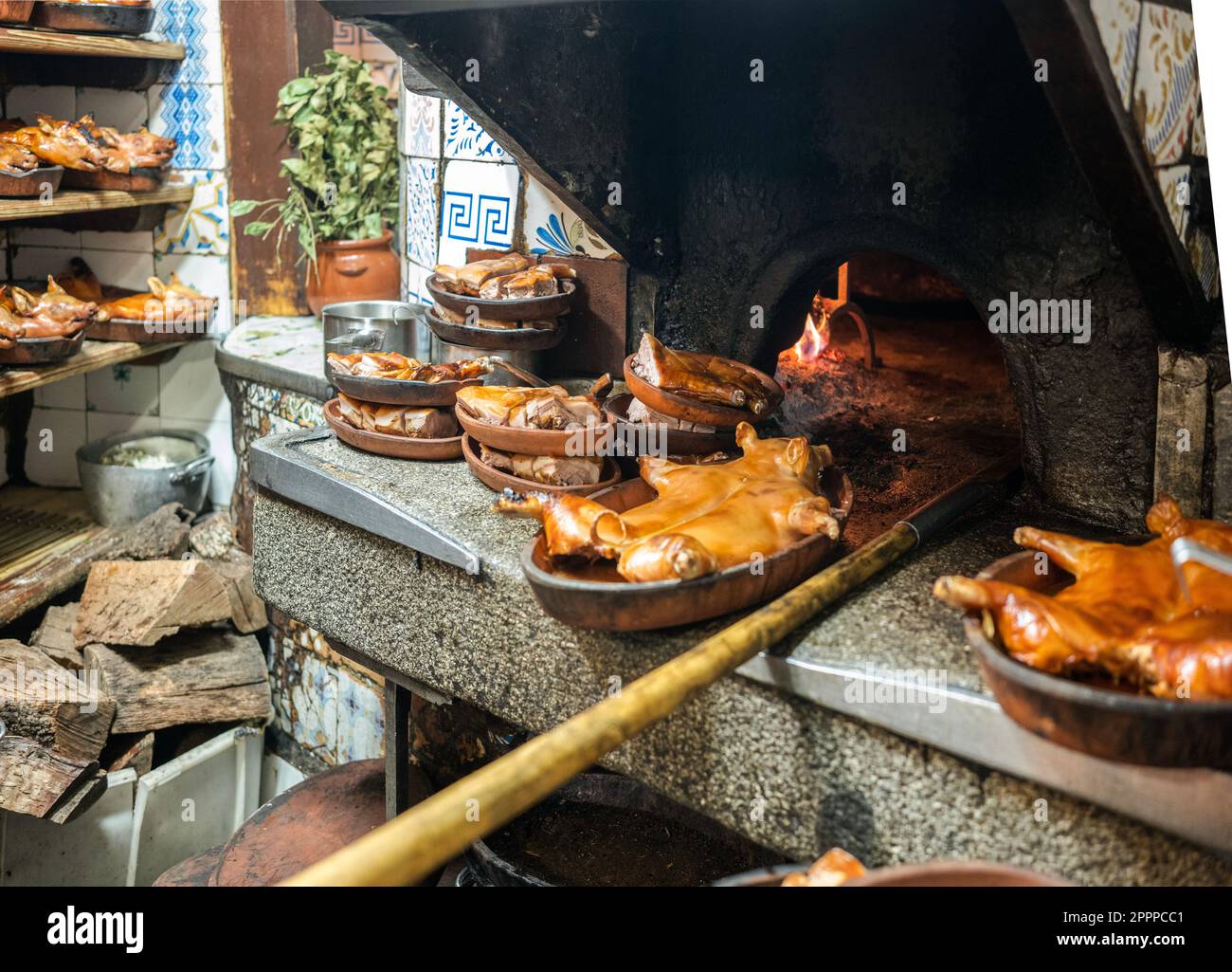 Cochinillo Asado, traditionelles gebratenes Saugschwein, in einem traditionellen Holzofen gebraten. Stockfoto