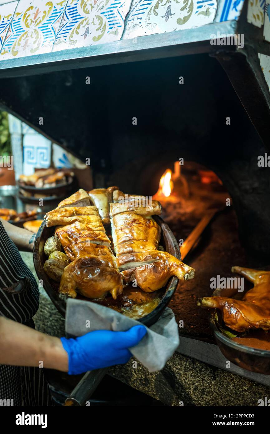 Cochinillo Asado, traditionelles gebratenes Saugschwein, in einem traditionellen Holzofen gebraten. Stockfoto