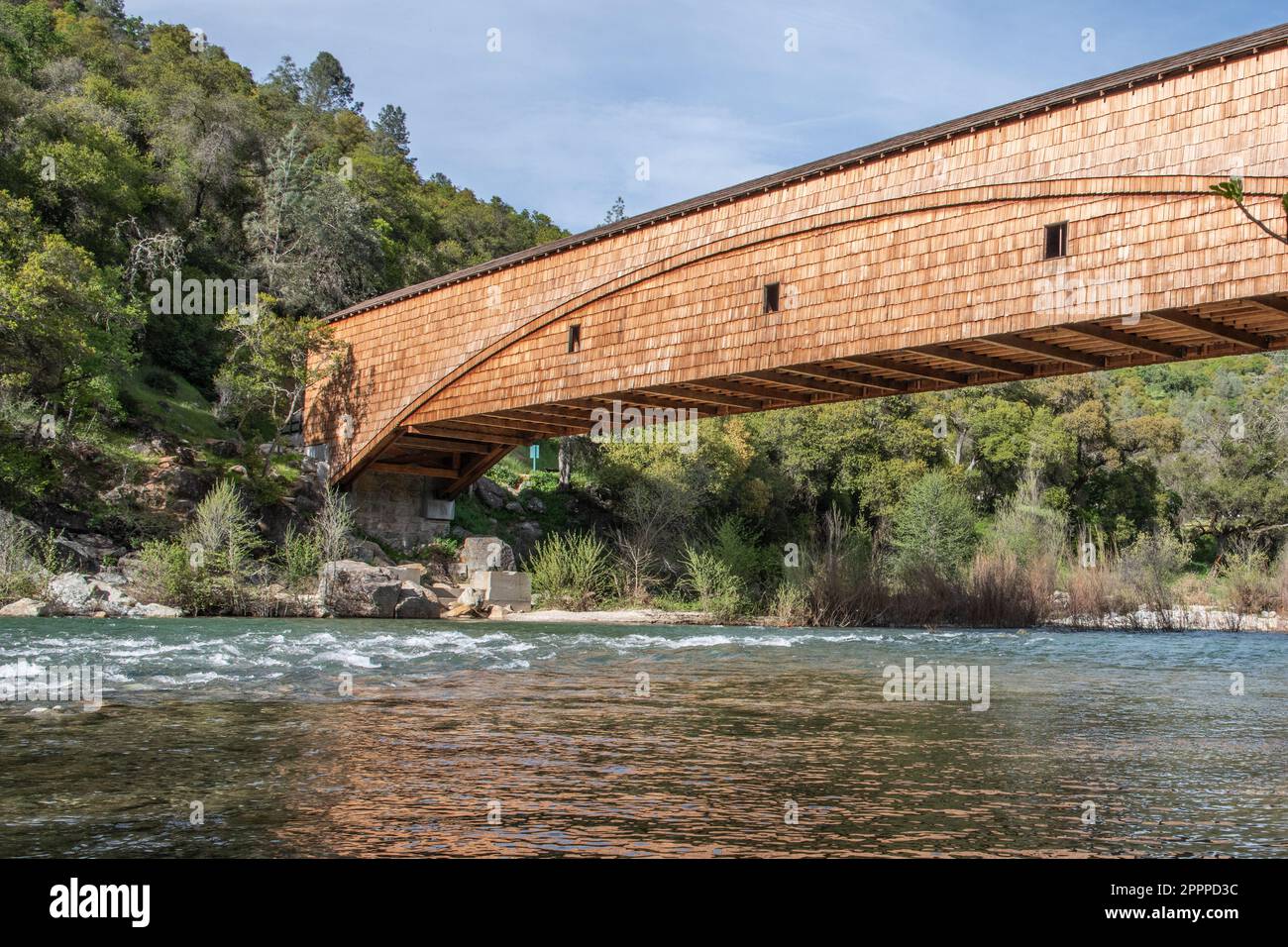 Die überdachte Brücke von Bridgeport ist ein historisches Wahrzeichen im South Yuba River State Park, Nevada County, Kalifornien. Die antike Brücke wurde restauriert. Stockfoto