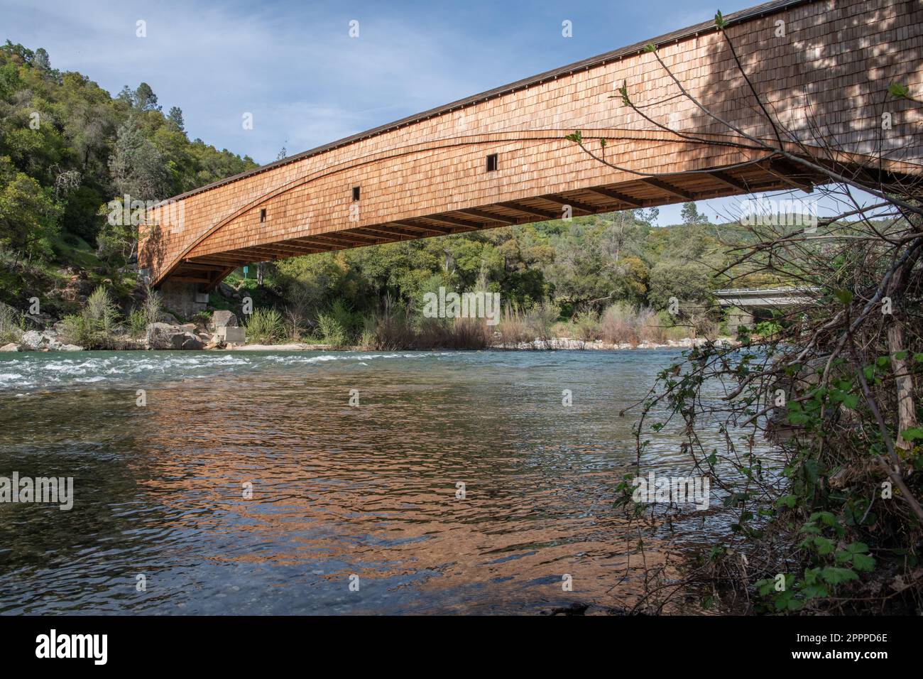 Die überdachte Brücke von Bridgeport ist ein historisches Wahrzeichen im South Yuba River State Park, Nevada County, Kalifornien. Die antike Brücke wurde restauriert. Stockfoto