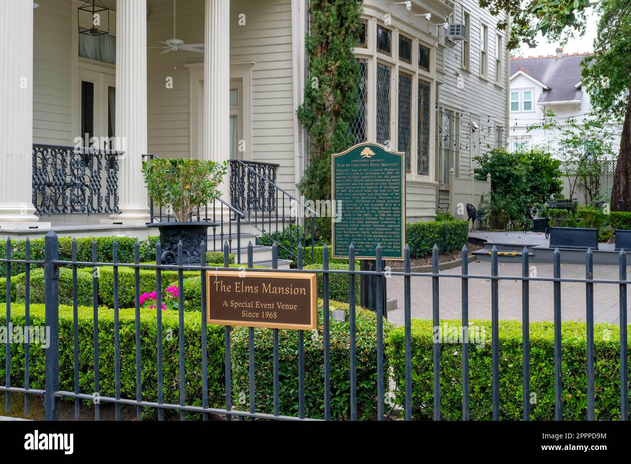 NEW ORLEANS, LA, USA - 18. APRIL 2023: Historische Wahrzeichen am vorderen Zaun des Elms Mansion, einem beliebten Veranstaltungsort, auf der St. Charles Avenue Stockfoto