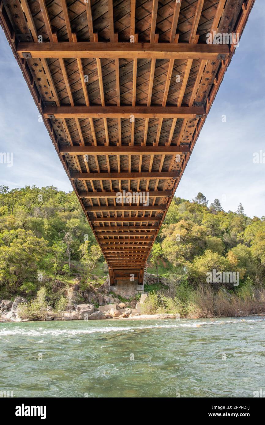 Eine ungewöhnliche Aussicht unter der überdachten Brücke von Bridgeport, einem historischen Wahrzeichen im South Yuba River State Park, Nevada County, Kalifornien. Stockfoto