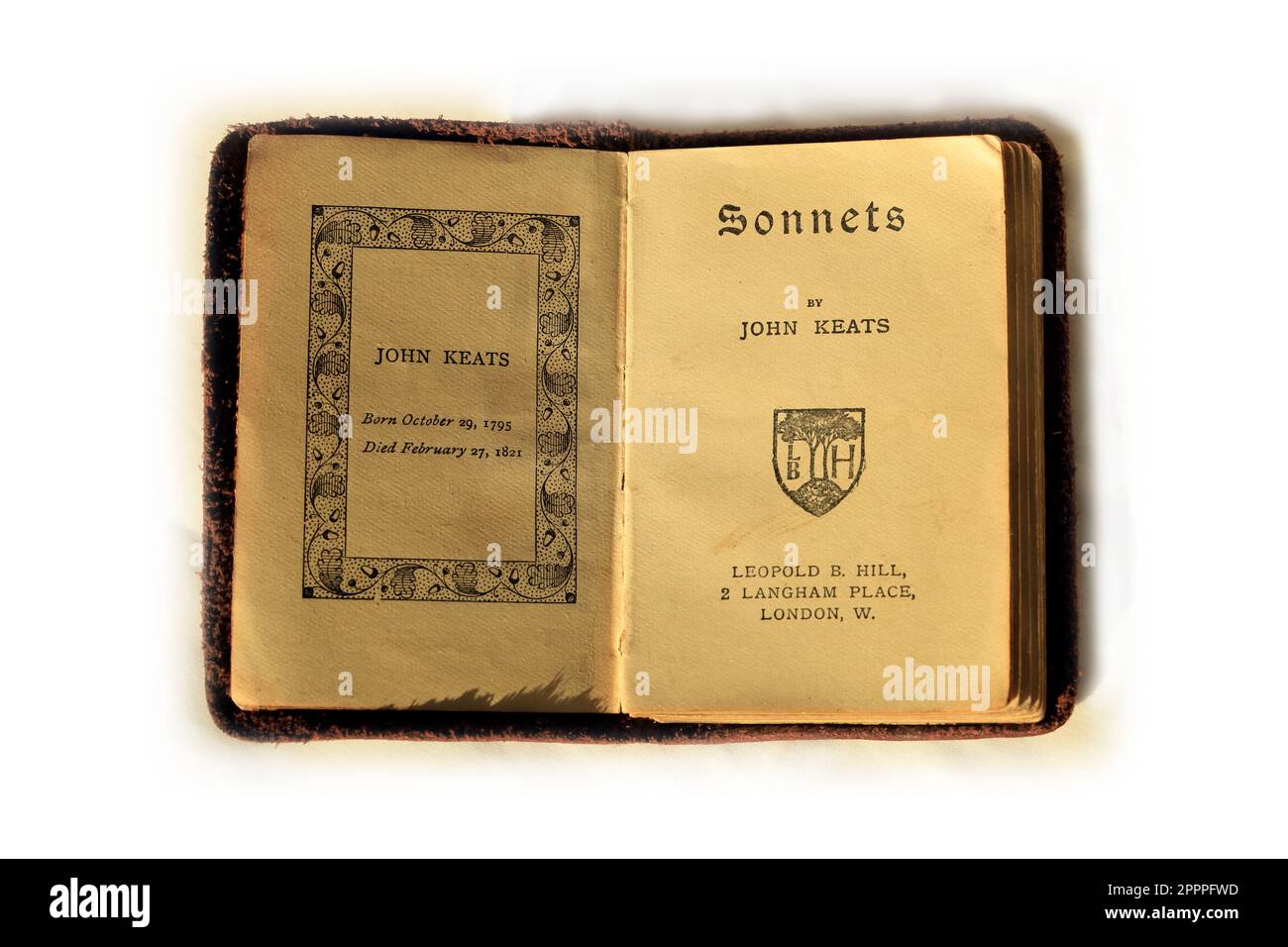Kleines Buch vor weißem Hintergrund - Sonnets von John Keats. Stockfoto