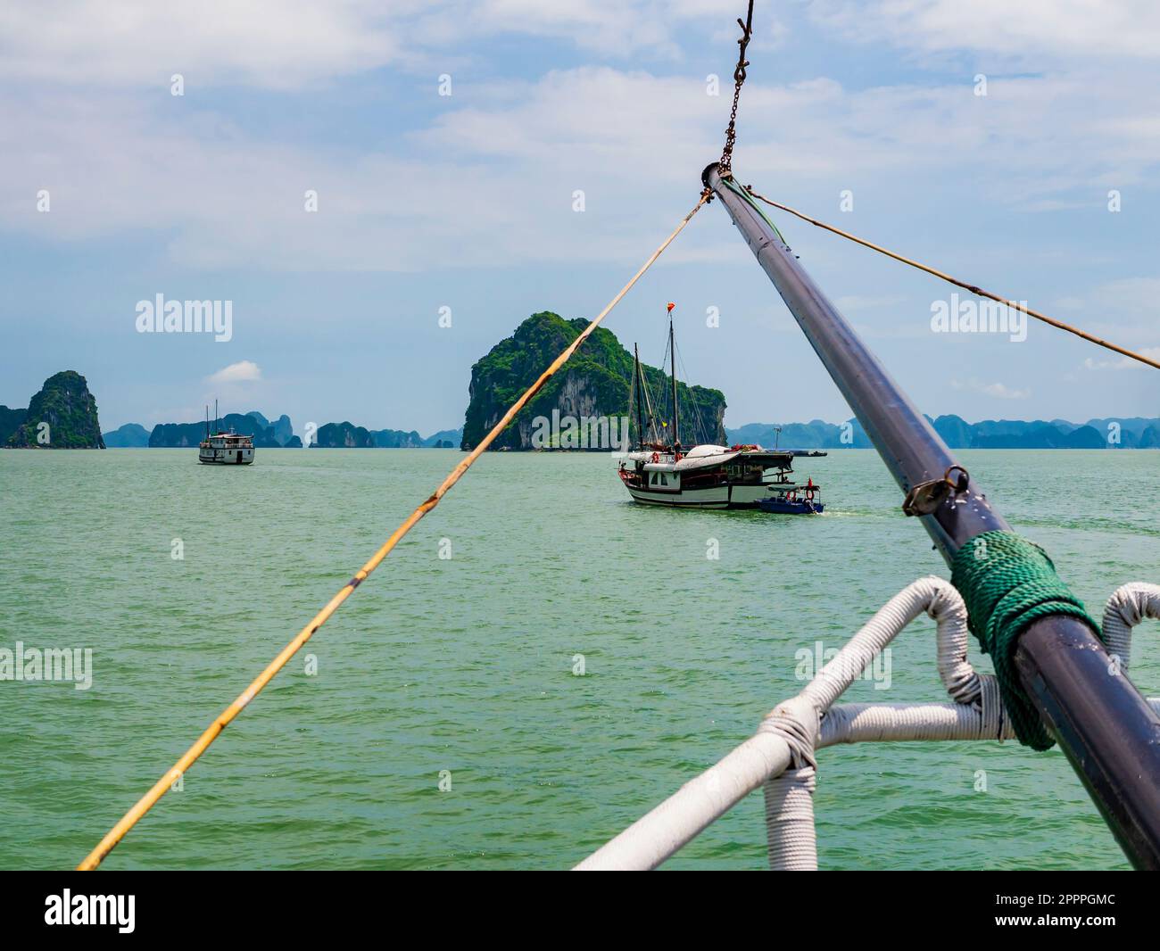 Beeindruckender Blick auf die Karstformationen der Ha Long Bay durch den Bug eines Touristenschiffseils, Vietnam Stockfoto