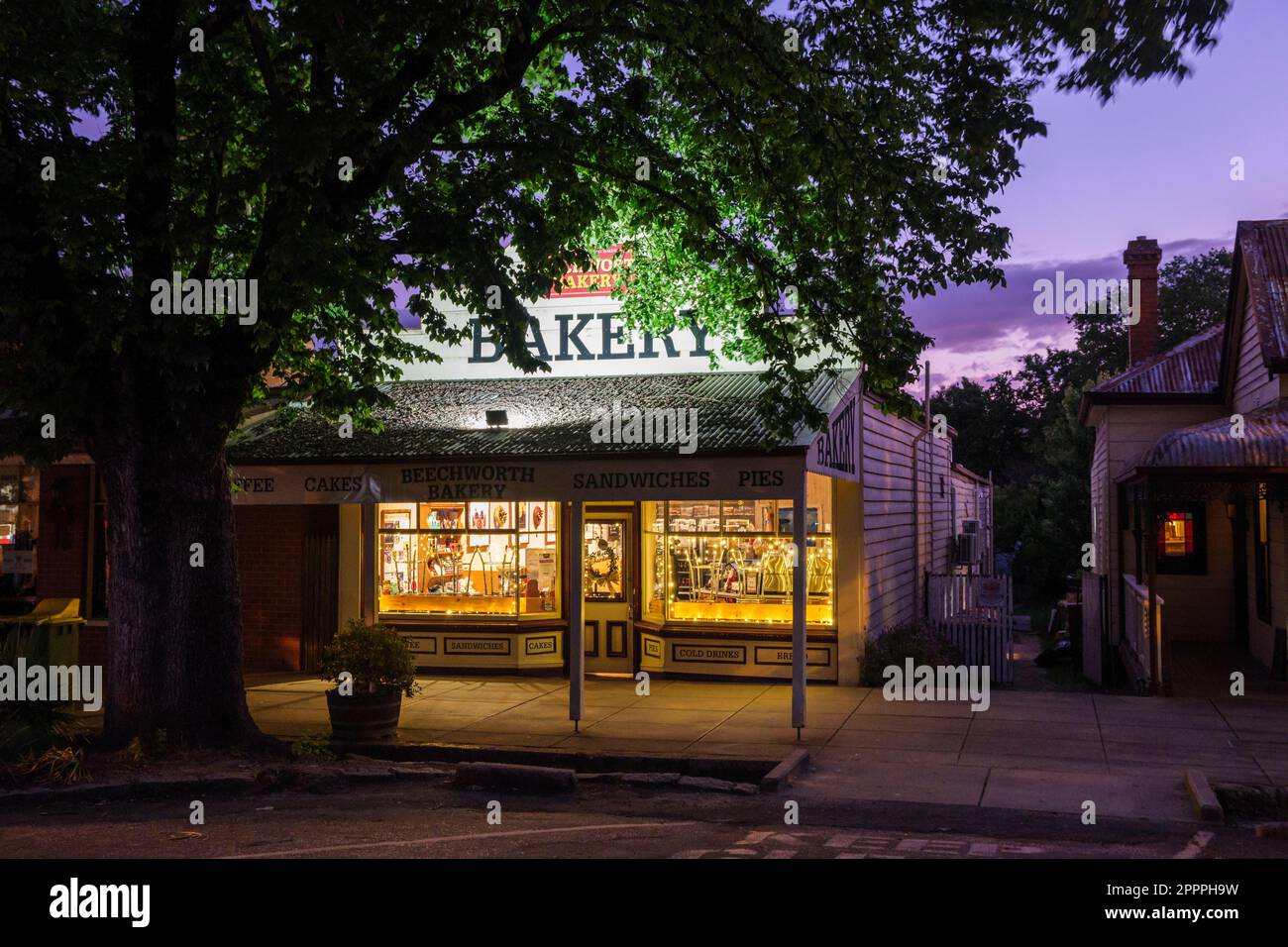 Beechworth Bakery at Night, High Street, Yackandandah, Victoria, Australien Stockfoto