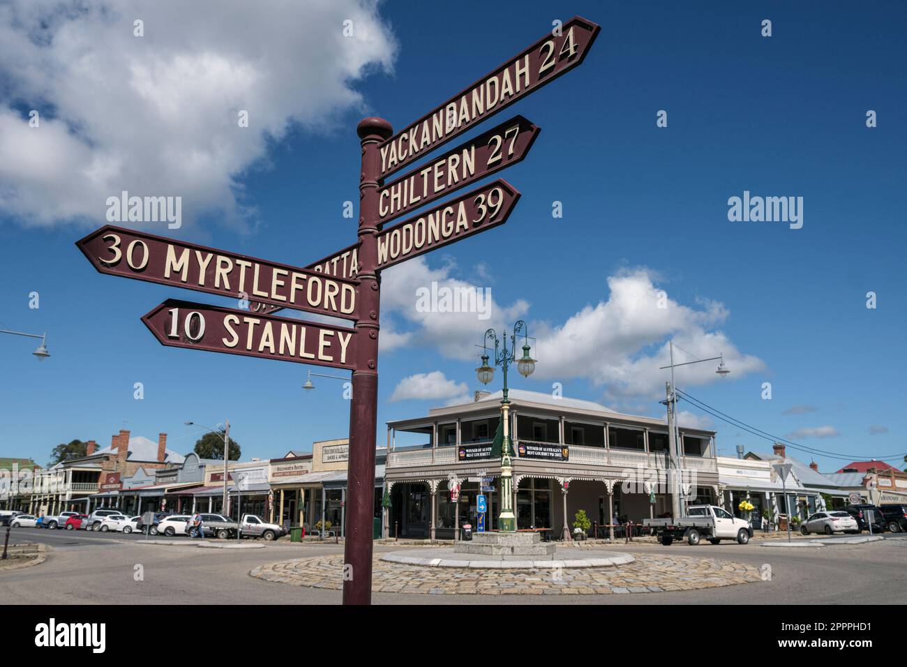 Die Kreuzung in der Landstadt Beechworth, Victoria, Australien Stockfoto