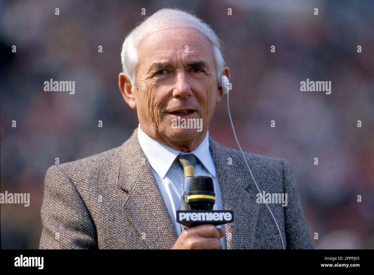 Köln, Deutschland. 24. April 2023. Sportschau, Pionier Ernst Huberty ist tot. Der ehemalige Sportjournalist und Fernsehmoderator starb im Alter von 96 Jahren. ARCHIVFOTO; Ernst HUBERTY, Deutschland, Fernsehmoderator, Sportjournalist, Hier als Reporterin für den Fernsehsender Premiere, Porträt, Porträt, zugeschnittenes Einzelbild, mit Mikrofon, ARD-Sportshow, 29. Juli 2003. ? Kredit: dpa/Alamy Live News Stockfoto