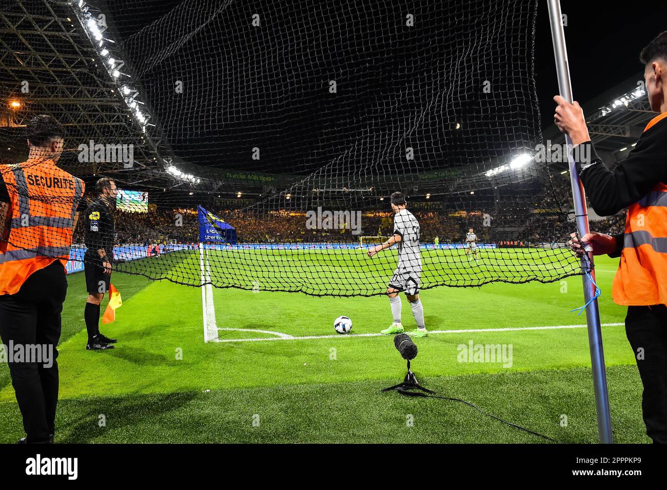 Lionel (Leo) MESSI von PSG bereitet sich auf eine Ecke vor, Sicherheitsleute halten während des Fußballspiels der französischen Meisterschaft Ligue 1 zwischen dem FC Nantes und Paris Saint-Germain am 3. September 2022 im Stadion La Beaujoire in Nantes, Frankreich, ein Schutznetz gegen Projektile - Photo Matthieu Mirville/DPPI Stockfoto