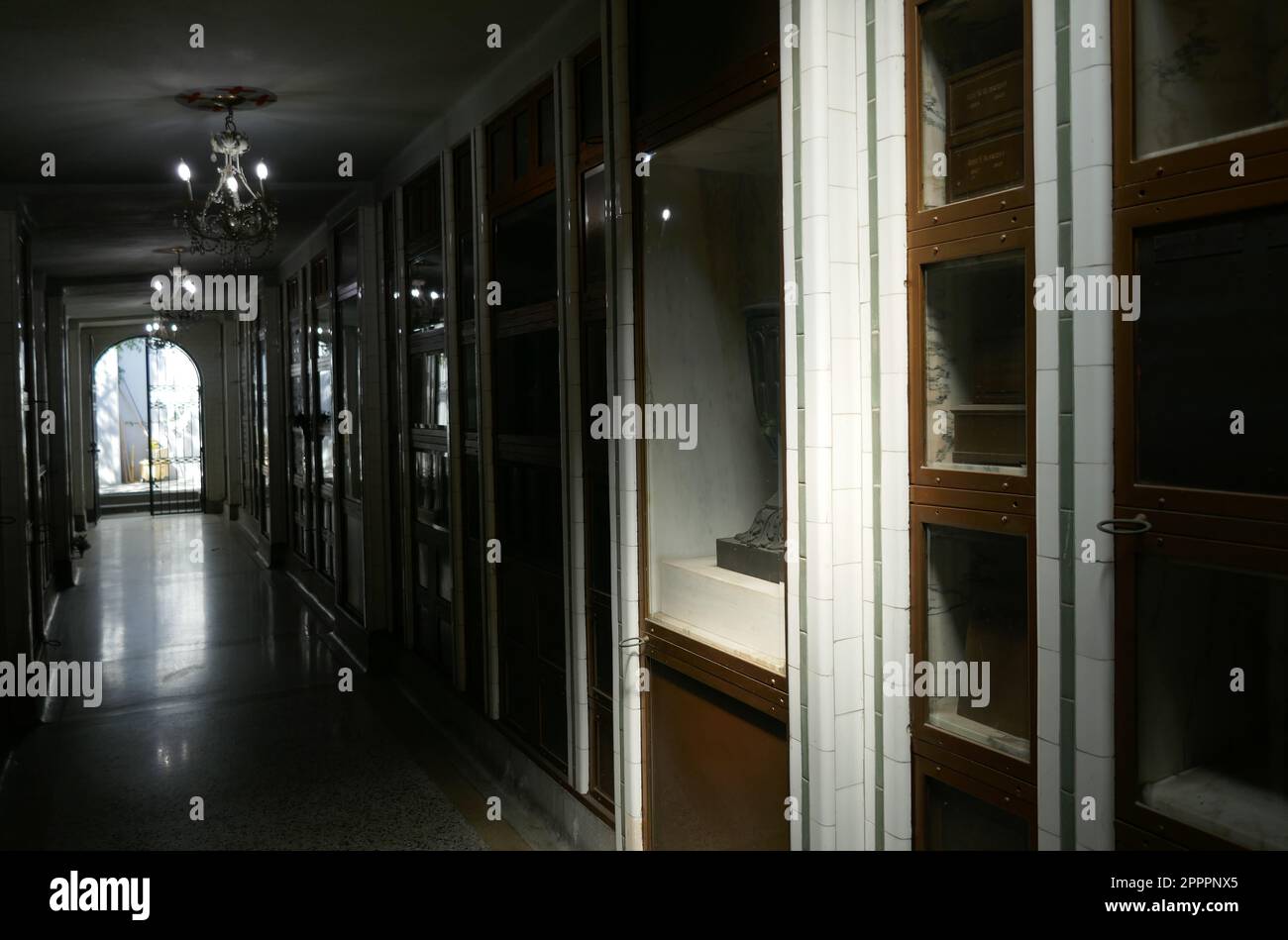 Los Angeles, Kalifornien, USA 20. April 2023 Schauspieler Ralph Percy Lewis, John George Pringle, James O'Neill, Tom Ricketts, Milton Schwarzwald, Ben Franklin Wilson Robert McKim unmarkierte Graves auf dem Hollywood Forever Cemetery in Colonnade am 20. April 2023 in Los Angeles, Kalifornien, USA. Foto: Barry King/Alamy Stock Photo Stockfoto