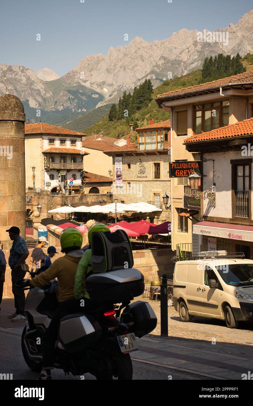 POTES, KANTABRIEN, SPANIEN, 11. JULI 2022: Blick auf die mittelalterliche Stadt Potes, Kantabrien, Spanien. Capitan Palacios Square. Alte Steinfassaden. Berühmte Touristen Stockfoto