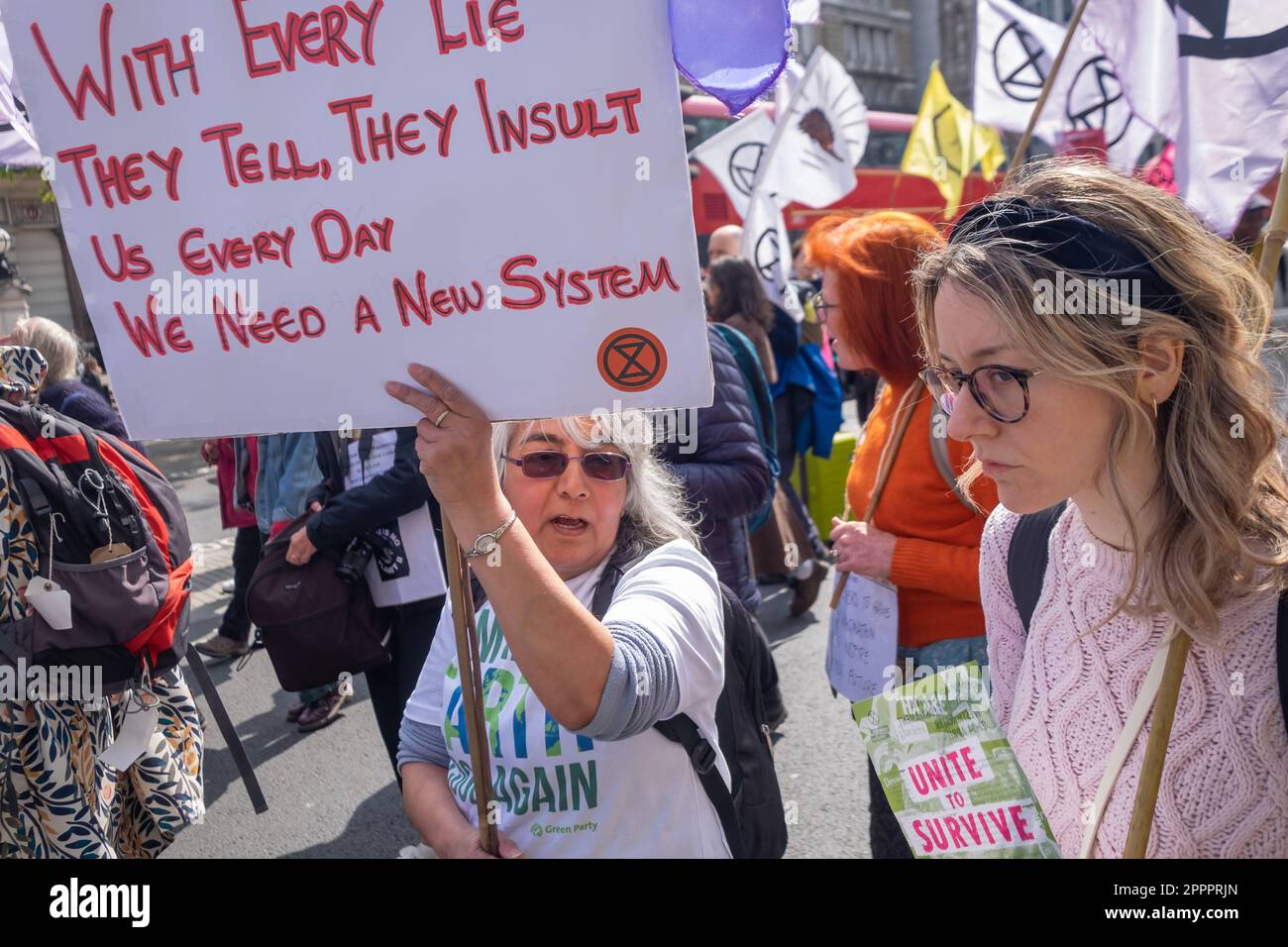 London, Großbritannien. 24. April 2023 Wir brauchen ein neues System. Am letzten Tag des XR's The Big One marschierten mehrere Tausend vom Parliament Square vorbei an der Downing Street und entlang des Strandes und überquerten die Waterloo Bridge, um mit einem Protest vor dem Shell Centre zu enden. Im märz hieß es, es gäbe keine Zukunft für fossile Brennstoffe. Peter Marshall/Alamy Live News Stockfoto