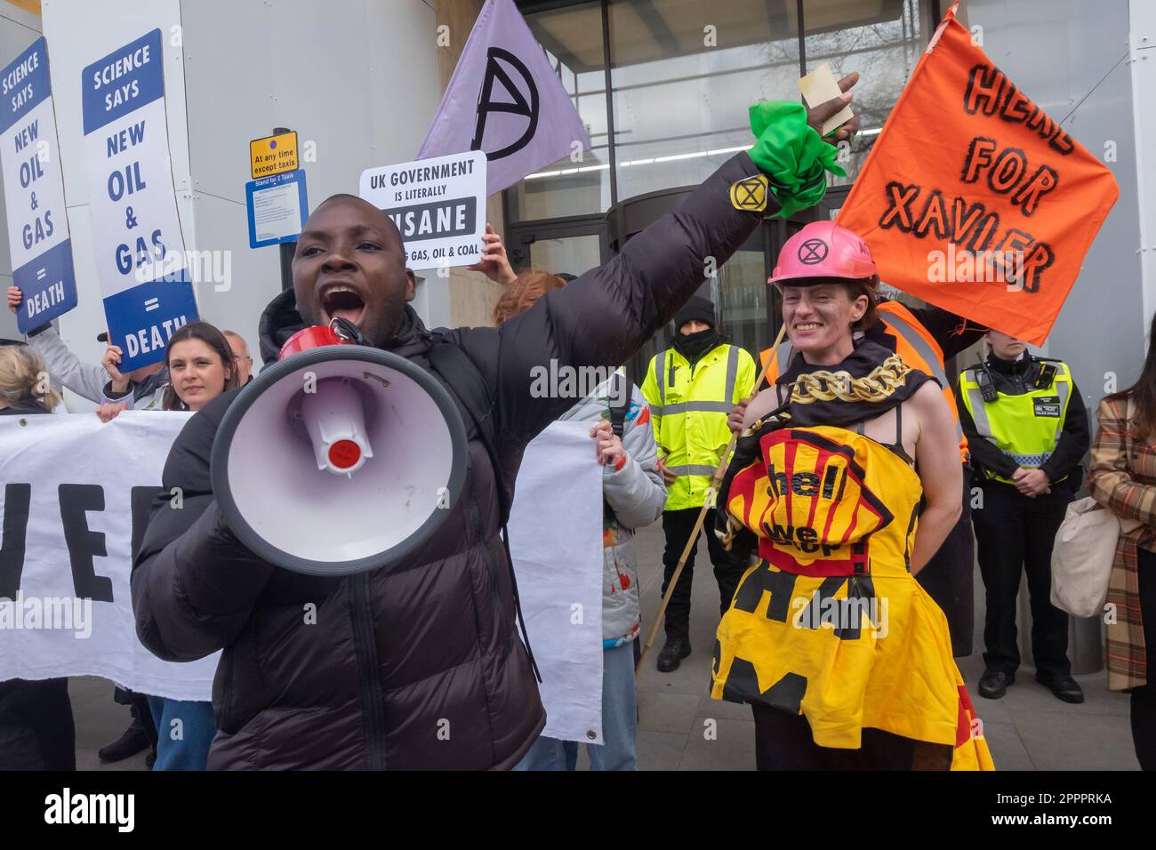 London, Großbritannien. 24. April 2023 Ende des marsches im Shell Centre. Am letzten Tag des XR's The Big One marschierten mehrere Tausend vom Parliament Square vorbei an der Downing Street und entlang des Strandes und überquerten die Waterloo Bridge, um mit einem Protest vor dem Shell Centre zu enden. Im märz hieß es, es gäbe keine Zukunft für fossile Brennstoffe. Peter Marshall/Alamy Live News Stockfoto