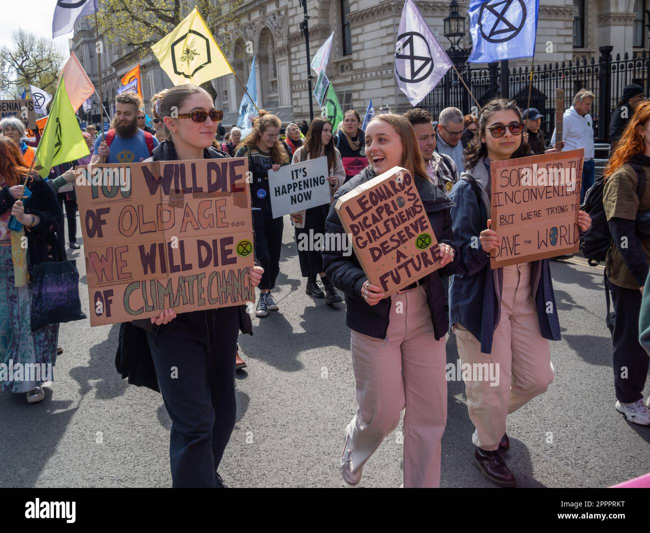 London, Großbritannien. 24. April 2023 Junge Frauen in der Downing Street Am letzten Tag des XR's The Big One marschierten mehrere Tausend vom Parliament Square vorbei an der Downing Street und entlang des Strandes und überquerten die Waterloo Bridge, um mit einem Protest vor dem Shell Centre zu enden. Im märz hieß es, es gäbe keine Zukunft für fossile Brennstoffe. Peter Marshall/Alamy Live News Stockfoto