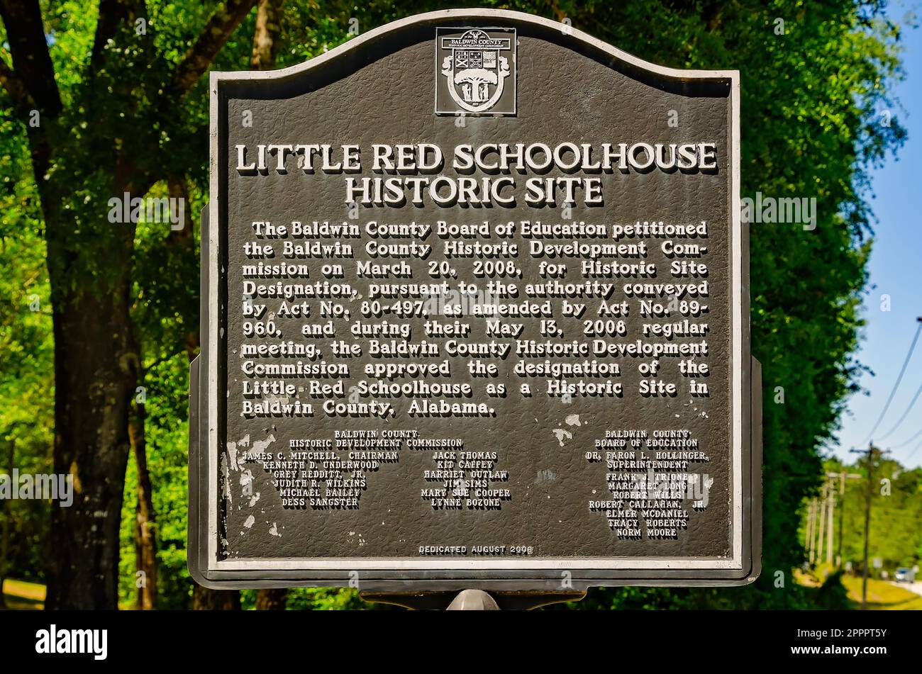 Ein historischer Marker erzählt die Geschichte des Little Red Schoolhouse im Baldwin County Bicentennial Park in Stockton, Alabama. Stockfoto