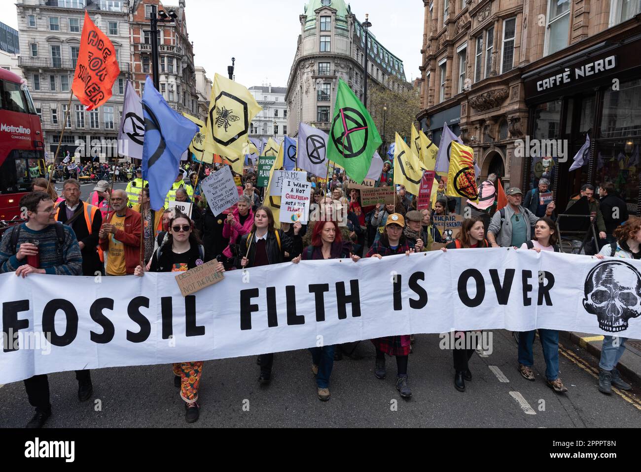 London, Großbritannien. 24. April 2023. Am letzten Tag der Proteste, die durch die Rebellion des Aussterbens initiiert und von mehr als 200 Organisationen unterstützt wurden, darunter Umweltgruppen, Nichtregierungsorganisationen und Gewerkschaften, veranstalten Klimaschutzaktivisten vom Parliament Square bis zum Hauptquartier der Shell-Ölgesellschaft einen „March to End Fossil Fuels“. Um der Klimakrise zu begegnen, fordern sie von der Regierung, die Lizenzierung, Finanzierung und Genehmigung neuer Projekte für fossile Brennstoffe einzustellen und „Bürgerversammlungen“ zu schaffen, um die Klimakrise zu bewältigen. Kredit: Ron Fassbender/Alamy Live News. Stockfoto