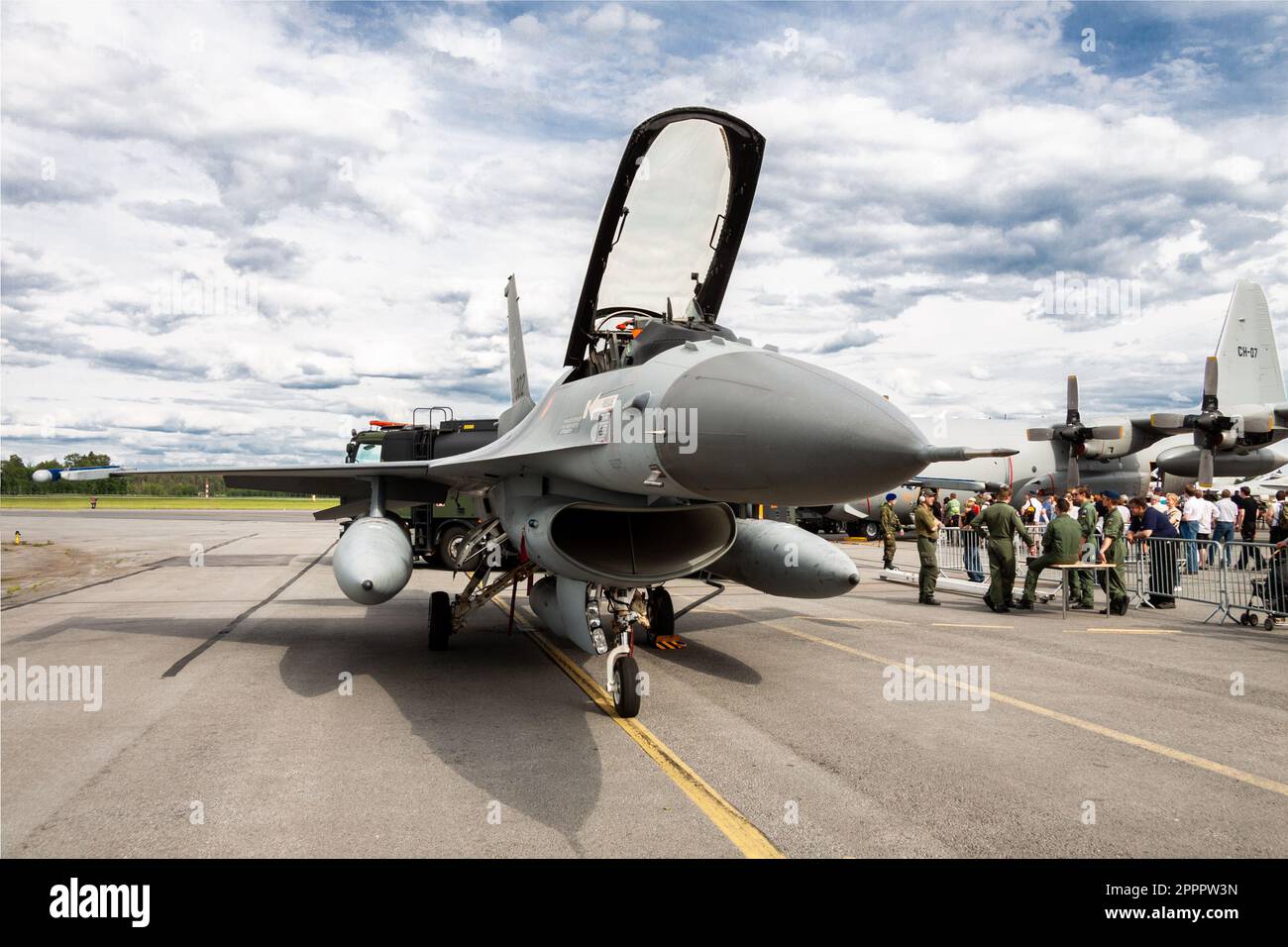 General Dynamics F-16 kämpft gegen Falcon, Multirollenkämpfer der Royal Netherlands Air Force auf der Kauhava Air Show im Jahr 2010. Stockfoto