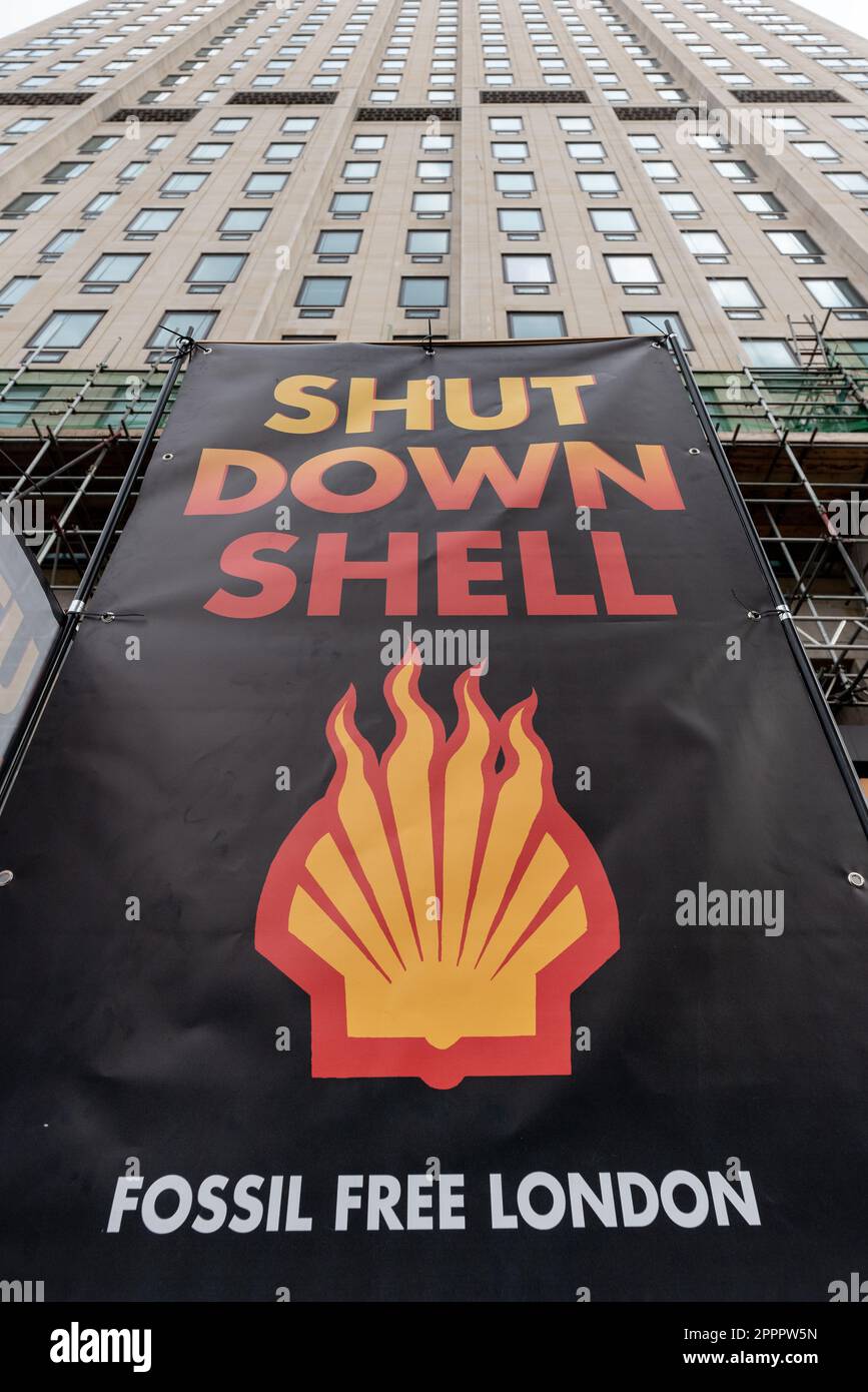 London, Großbritannien. 24. April 2023. Ein großes Banner, das "Shut Down Shell" verkündet, erscheint außerhalb des Hauptquartiers des Ölgiganten Shell, während Klimaschutzaktivisten am letzten Tag der Proteste, die durch die Ausrottungsrebellion initiiert und von mehr als 200 Organisationen unterstützt werden, darunter Umweltgruppen, NRO und Gewerkschaften, einen "Marsch zum Ende der fossilen Brennstoffe" veranstalten. Um der Klimakrise zu begegnen, fordern sie von der Regierung, die Lizenzierung, Finanzierung und Genehmigung neuer Projekte für fossile Brennstoffe einzustellen und „Bürgerversammlungen“ zu schaffen, um die Klimakrise zu bewältigen. Kredit: Ron Fassbender/Alamy Live News. Stockfoto