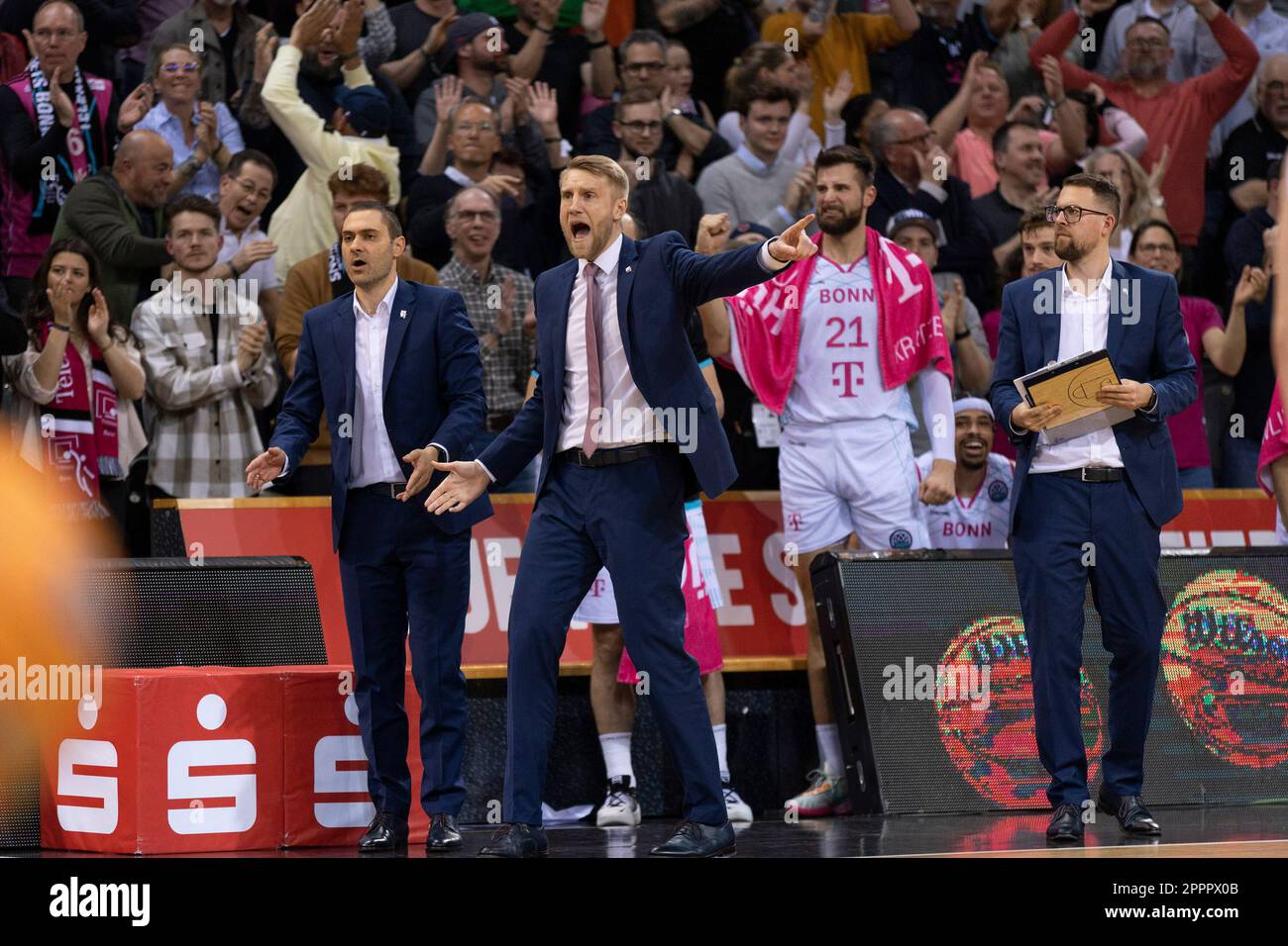 Bonn, Deutschland. 18. April 2023. Cheftrainer Tuomas IISALO (BON, Mitte links), mit erhobener Hand, Aufregung, Spannung, ruft zum Spielfeld. Mit im Bild Assistant Coach Marko STANKOVIC (BON, links), Leon KRATZER (BON, Mitte rechts) und Assistant Coach Adrian KOVACS (BON, rechts). Endstand 83:77, Basketball Champions League/Telekom Baskets Bonn-SIG Straßburg/BONN vs SIG/Playoffs Quartalsfinals - Quarterfinals/3. Game/Best of 3, in der TELEKOMDOME, am 18. April 2023 Guthaben: dpa/Alamy Live News Stockfoto