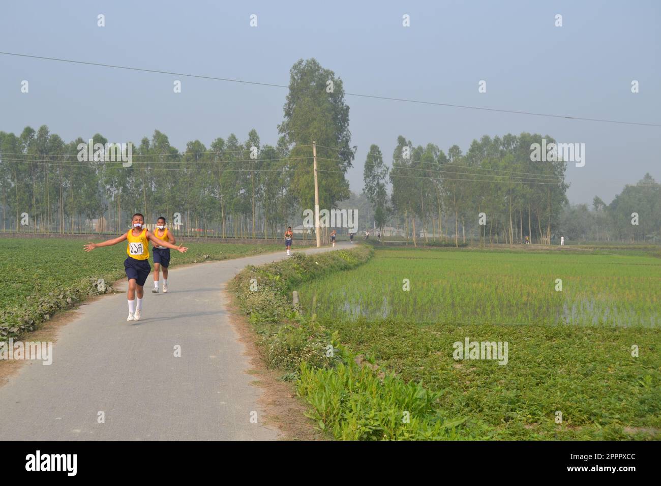 Inter-House Cross-Country-Running-Wettbewerb der Studenten des Rangpur Cadet College. Stockfoto
