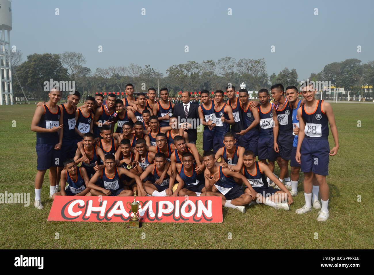 Inter-House Cross-Country-Running-Wettbewerb der Studenten des Rangpur Cadet College. Stockfoto