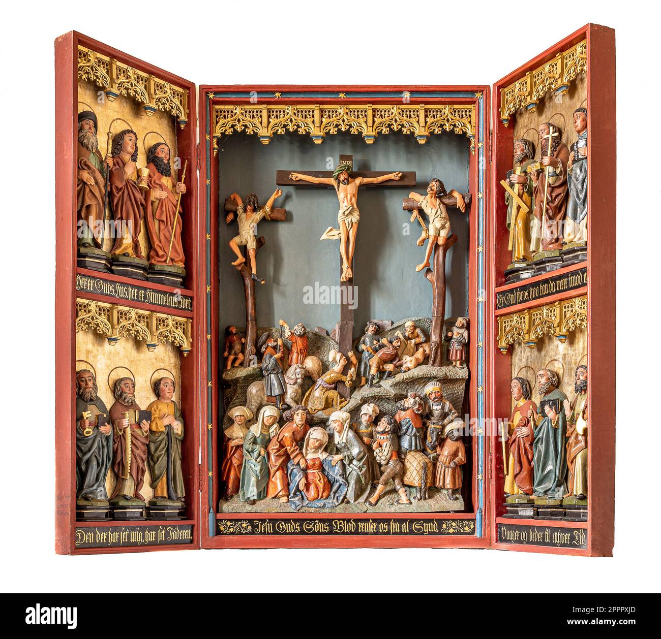 Uralter Triptych aus Holz auf weißem Hintergrund, der die Kreuzigung darstellt, Sæby, Neuseeland, Dänemark, 6. April 2023 Stockfoto