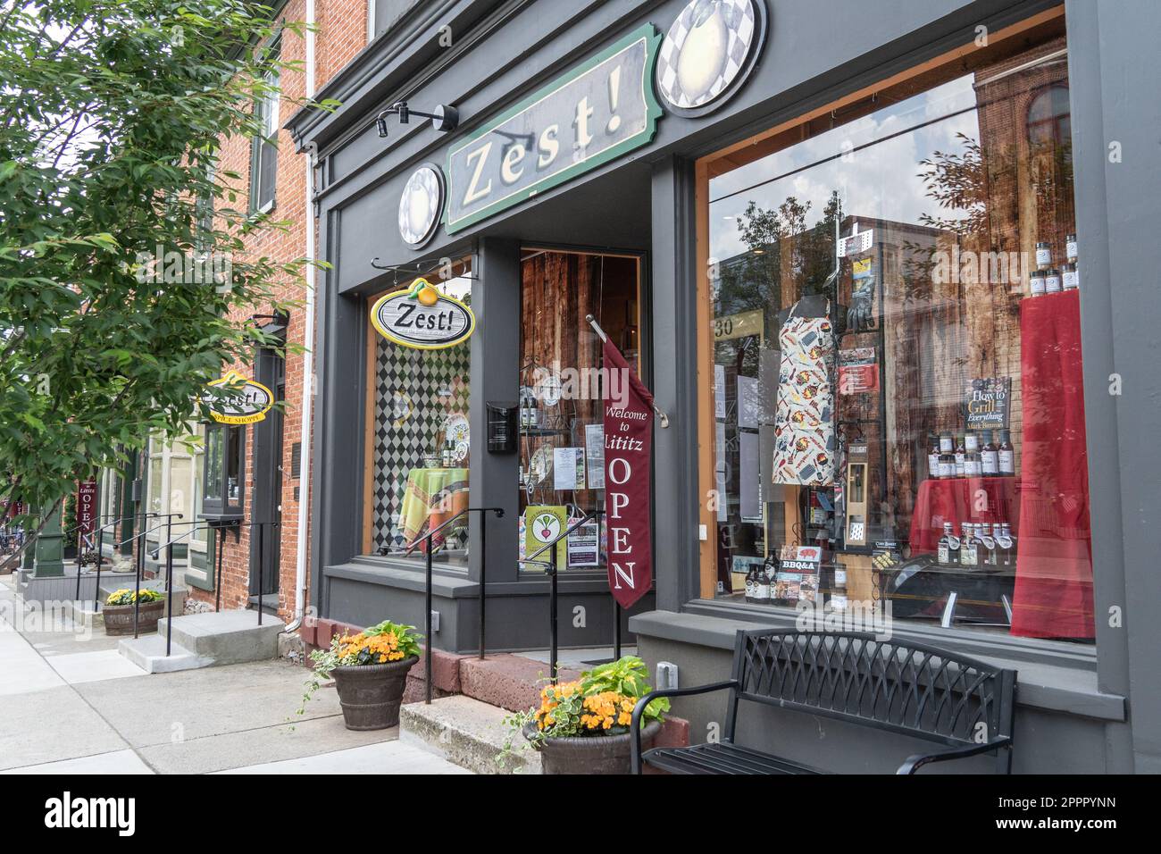 Lititz, Pennsylvania-USA – 1. Juni 2022: Die Geschäfte entlang der Main Street in Litiz sind ein beliebtes Reiseziel für Touristen, die Lancaster County, Pennsylvania, besuchen Stockfoto