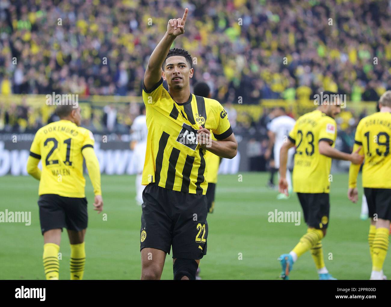 firo : 04/22/2023 Fußball, 1. Liga, 1. Bundesliga, Saison, Dritte Bundesliga 2022/2023, BVB Borussia Dortmund - Eintracht Frankfurt 4:0 Jubiläum, Trikot, Logo, Jude Bellingham c) WORLDRIGHTS !!! Es gelten unsere allgemeinen Geschäftsbedingungen, die unter www.firosportphoto. Eingesehen werden können., Copyright by firo Sportphoto: Stockhover Weg 17a, D-48249 Dulmen www.firosportphoto.de mail@firosportphoto.de Kontodetails: (V olksbank B ochum - W itten ) IBAN : DE68430601290341117100 BIC : GENODEM1BOC Tel: 49-2594-9916004 Fax: 49-2594-9916005 Stockfoto