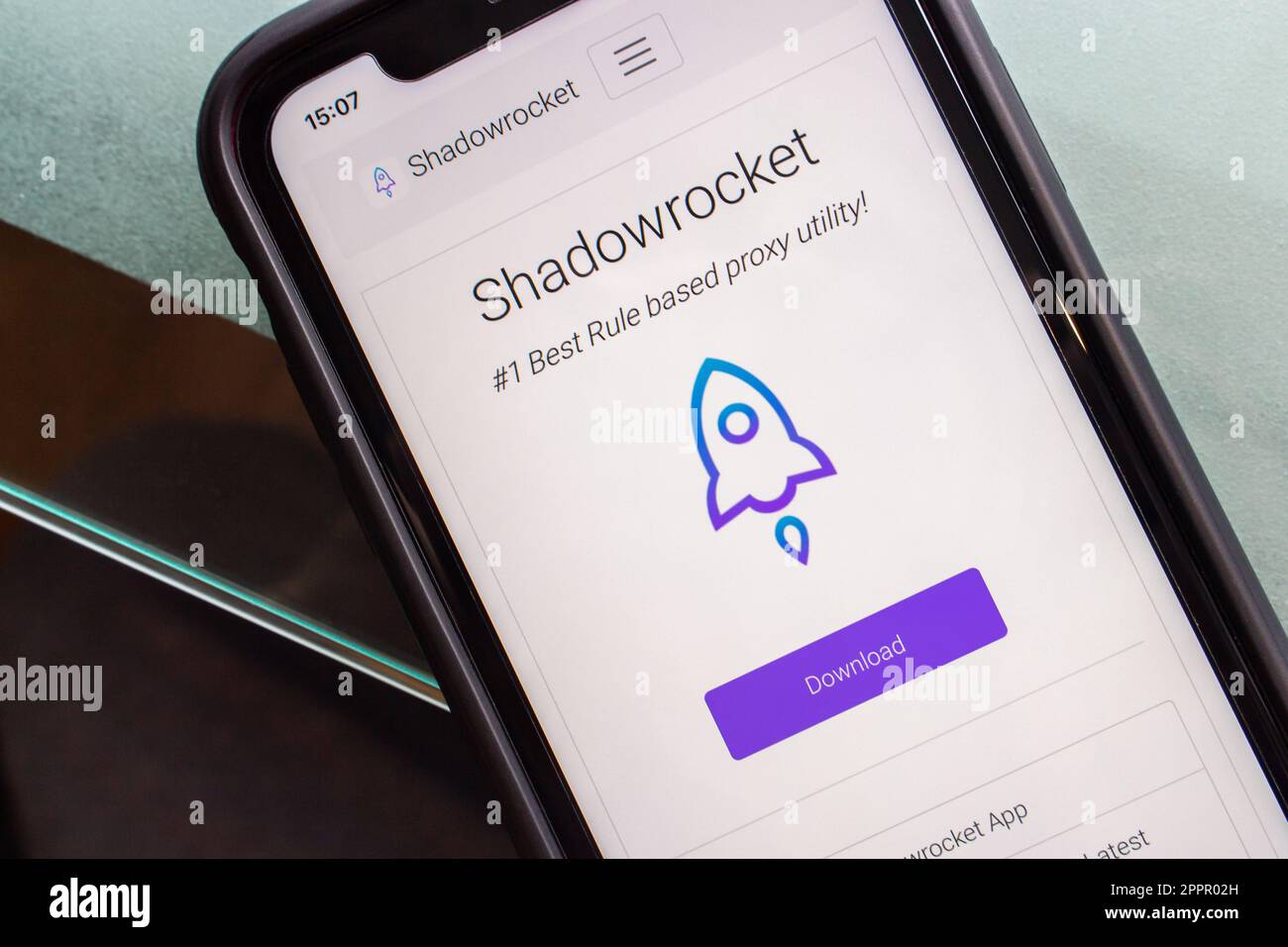 Shadowrocket-App auf der Website auf einem iPhone. Shadowrocket ist eine OSS-Proxyanwendung, mit der Benutzer ohne Einschränkungen auf das Internet zugreifen können Stockfoto